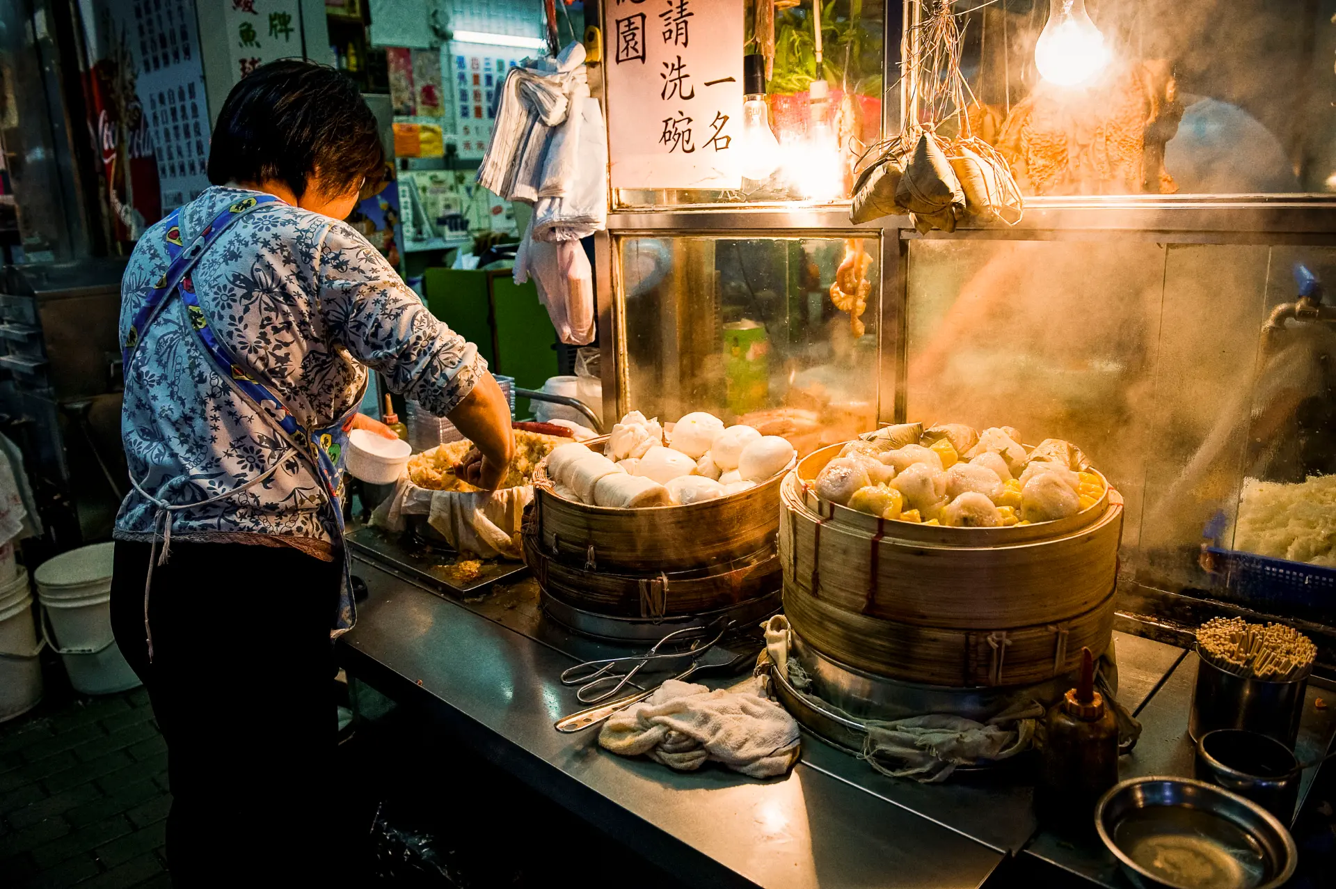 Ångkokta asiatiska dumplings färska från köket, serverade i bambukorgar, som visar upp utsökt traditionell asiatisk mat perfekt att servera till kunder.