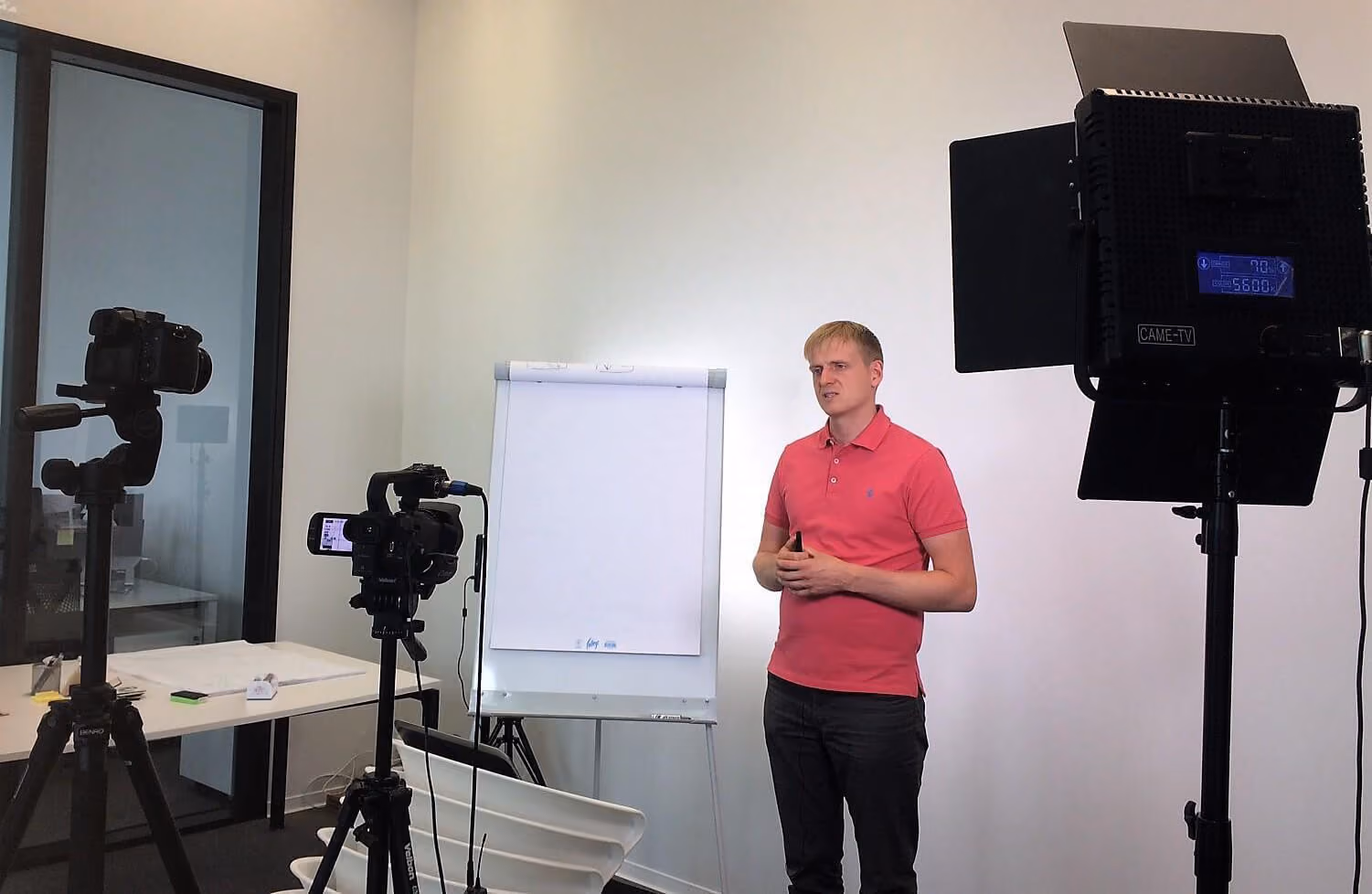 Choose eLearning or Classroom Learning? Skydriving school's approach to obtaining a driver's license in Estonia