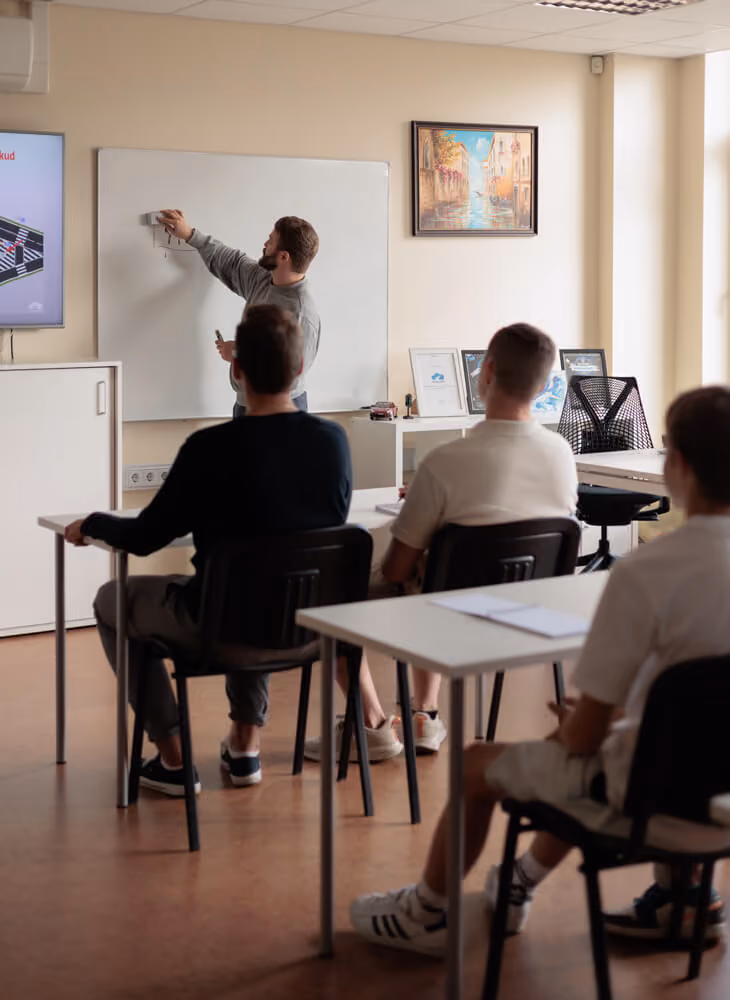 When is it better to start driving school: tips for novice drivers