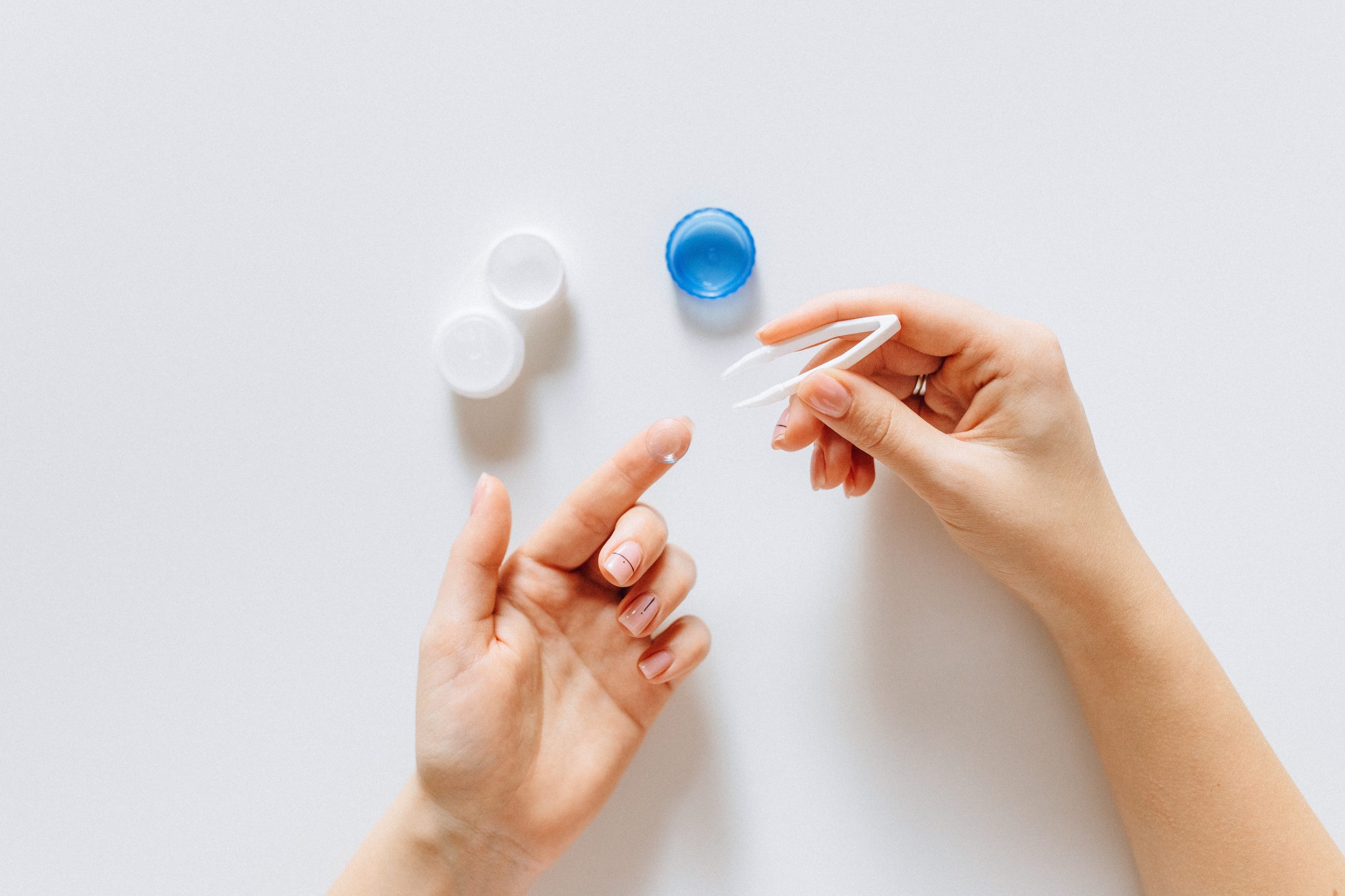 Understanding the Differences Between Hybrid Lenses and Scleral Lenses