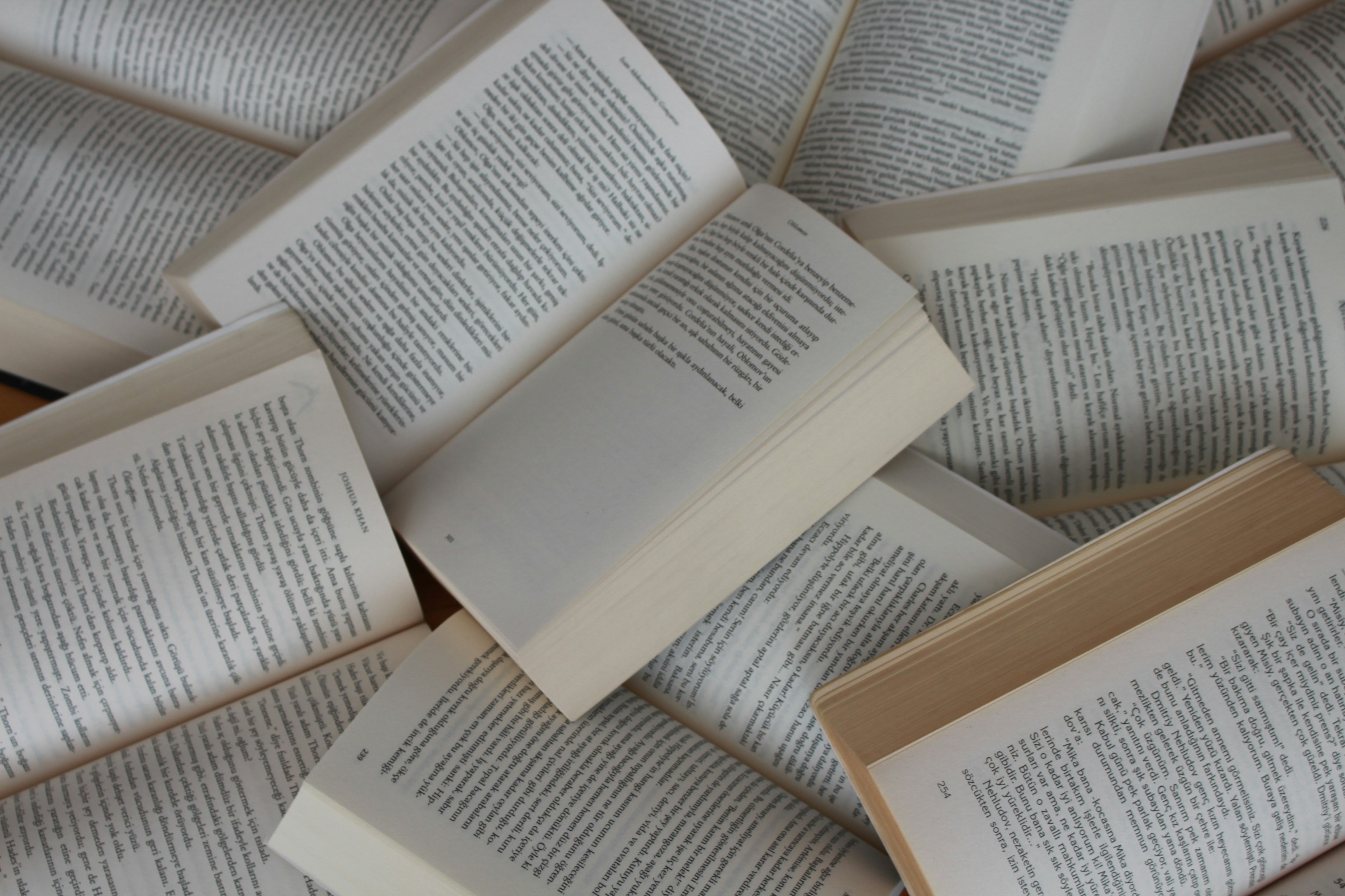 Alcuni libri aperti