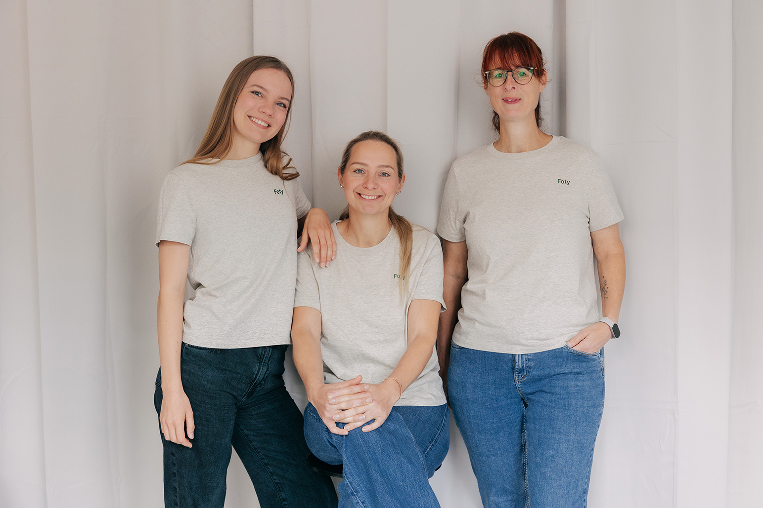Foty | Hundephysiotherapeutin behandelt Hund zu Hause in Hamburg