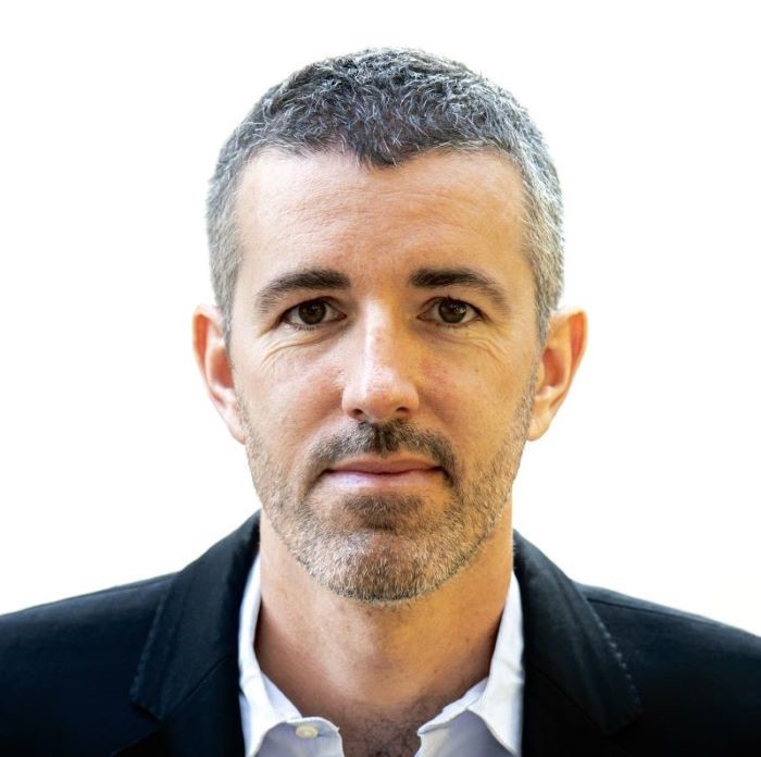 Visage d'un homme qui regarde droit devant