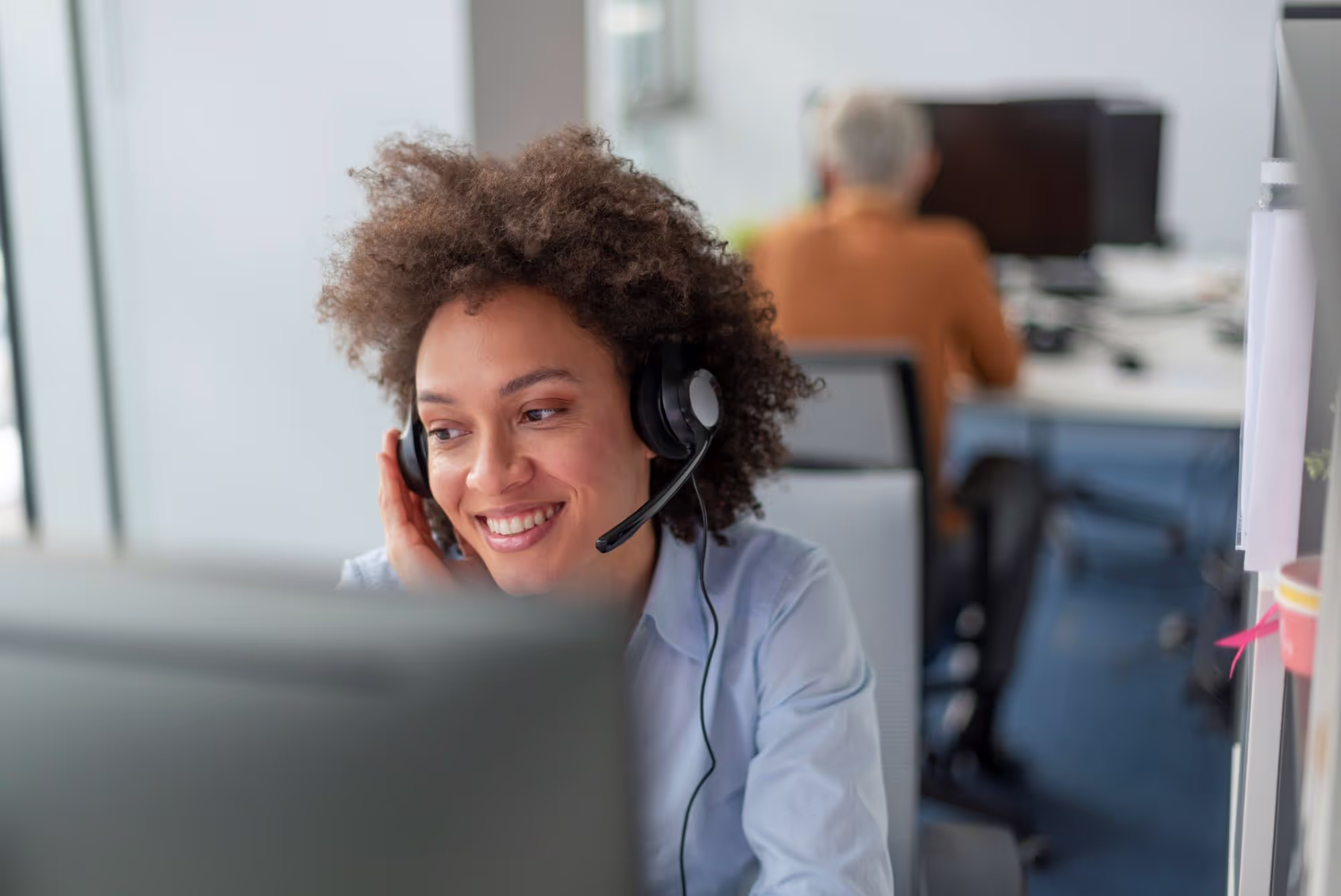 Une femme avec un casque au téléphone