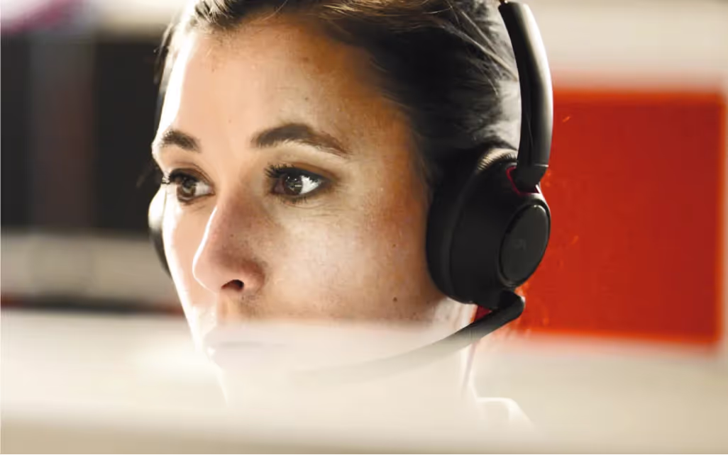 Une femme avec un casque téléphonique