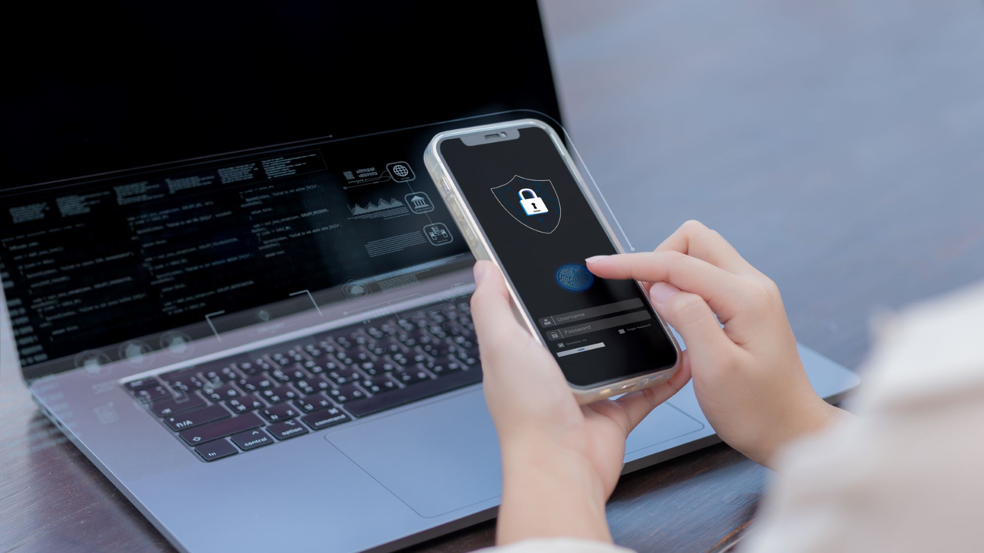 une main tient un téléphone portable 