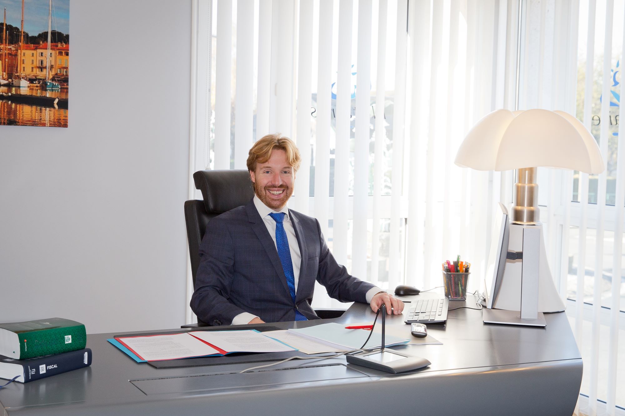 un homme assis devant son bureau