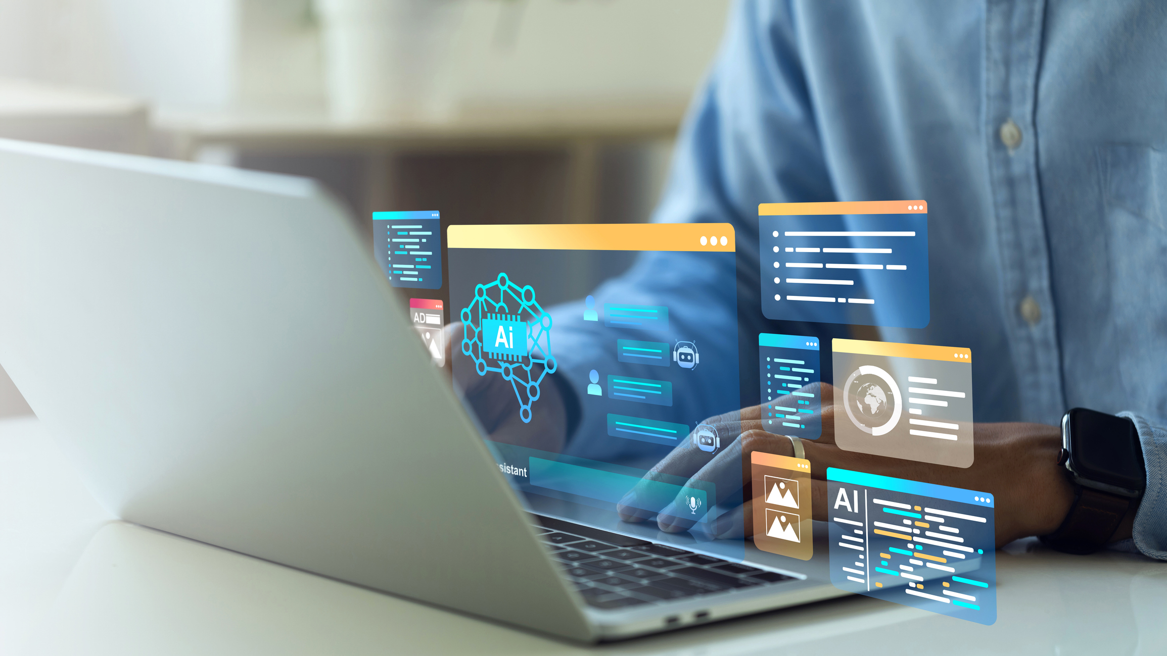 Une femme les mains sur son clavier d'ordinateur portable nous regarde