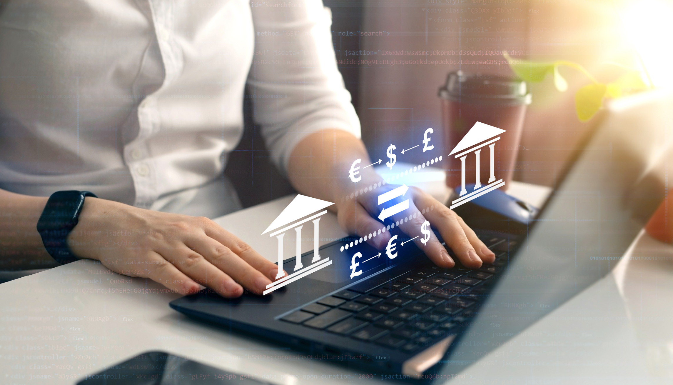 Une femme les mains sur son clavier d'ordinateur portable nous regarde