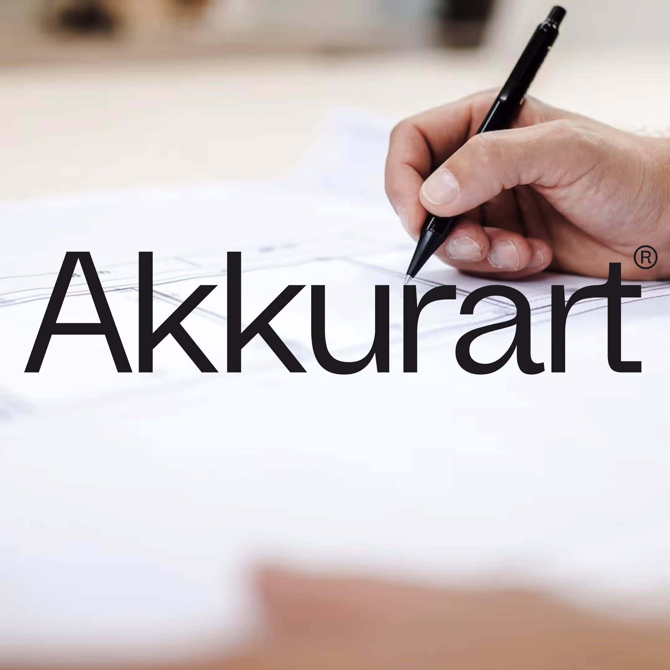 Hånd, der skriver med sort pen på ark med tekniske tegninger, med teksten Akkurart over.