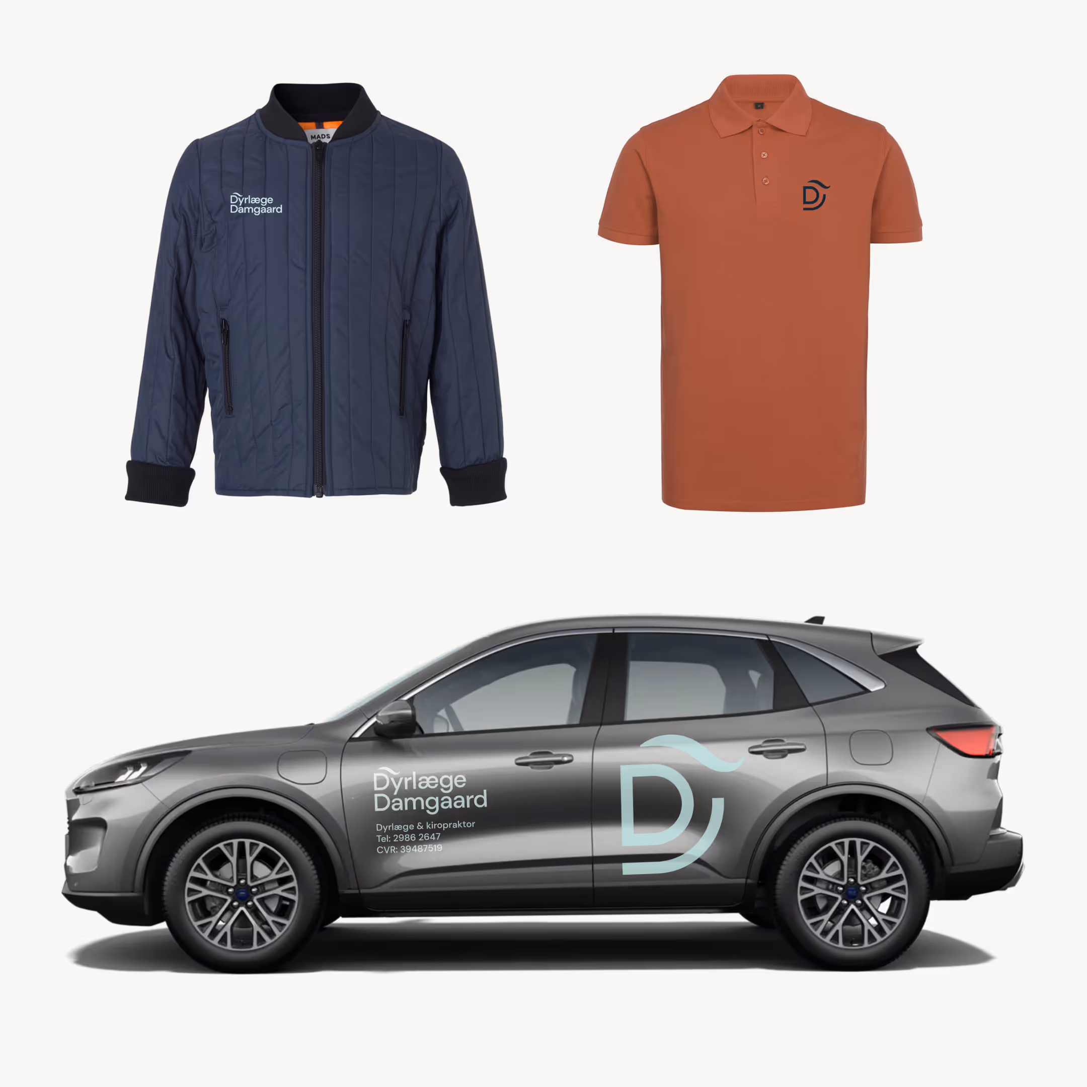 Blå quiltet jakke, orange polo med logo og grå SUV med logo og kontaktoplysninger for Dyrlæge Damgaard.