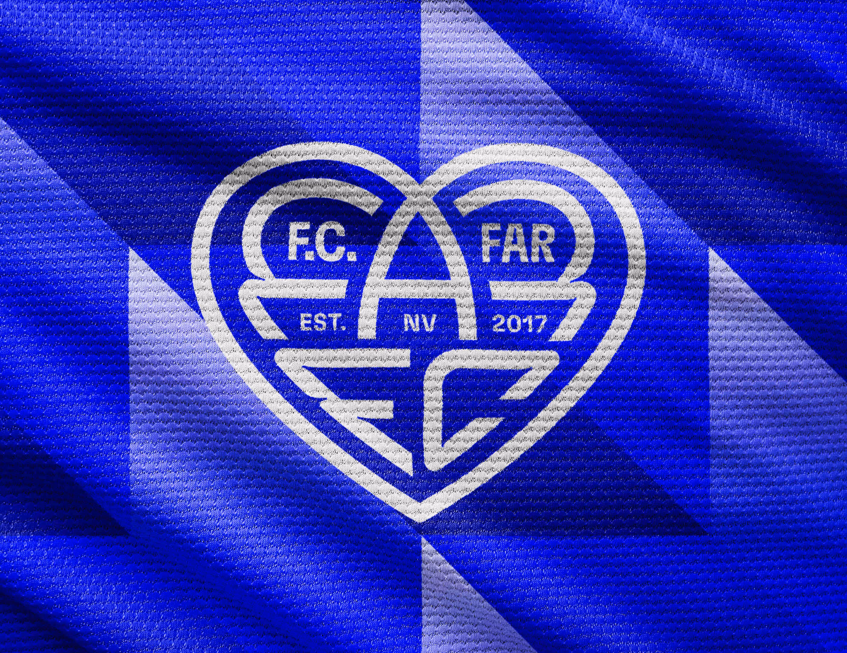 Logo i hvidt hjerte med teksten F.C. FAR, EST. NV 2017, trykt på blå og lilla diagonalt mønstret stof.