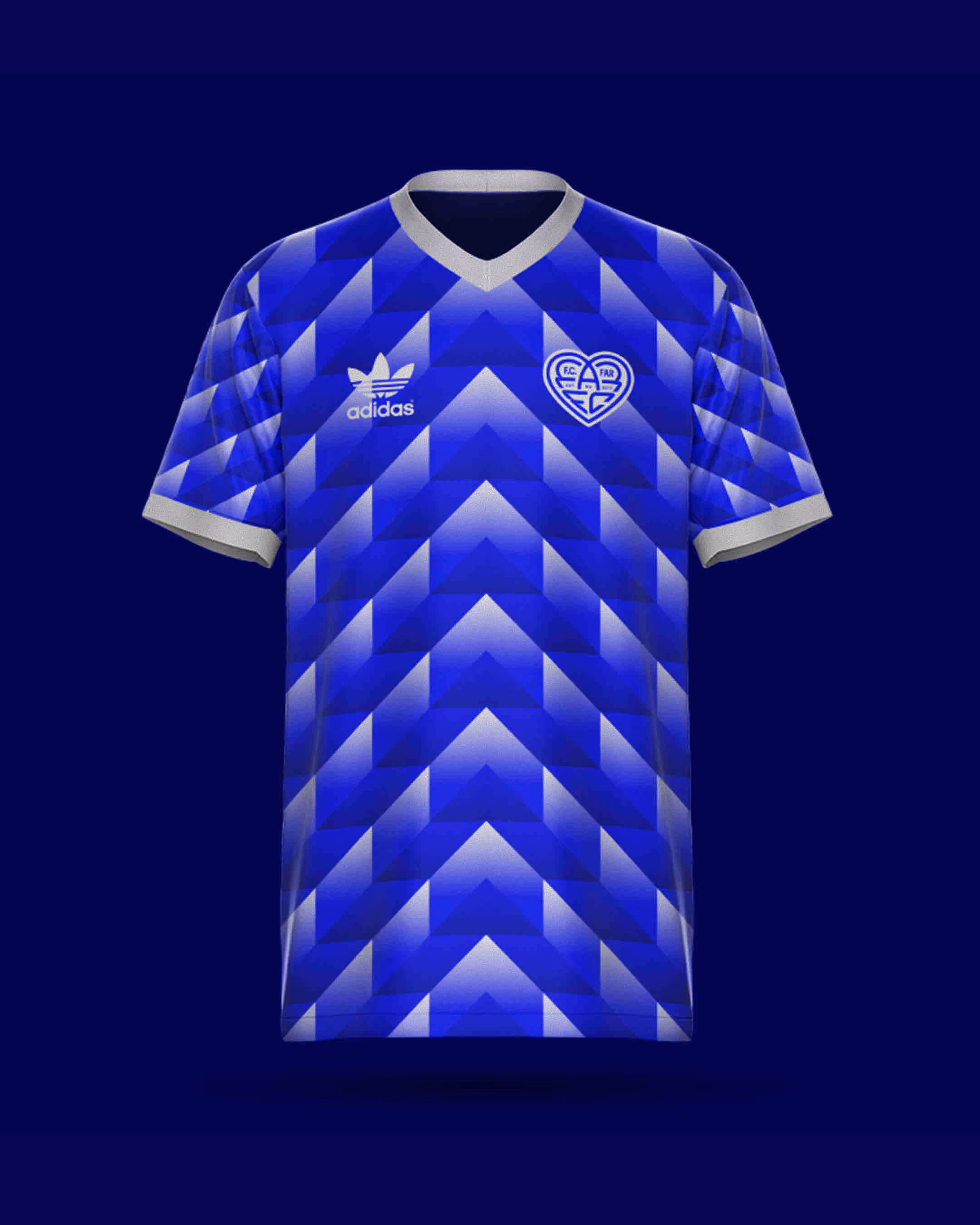 Blåt adidas fodboldtrøje med lysegrå krave, ærmekanter og geometrisk trekantmønster samt FC Far-logo på brystet.