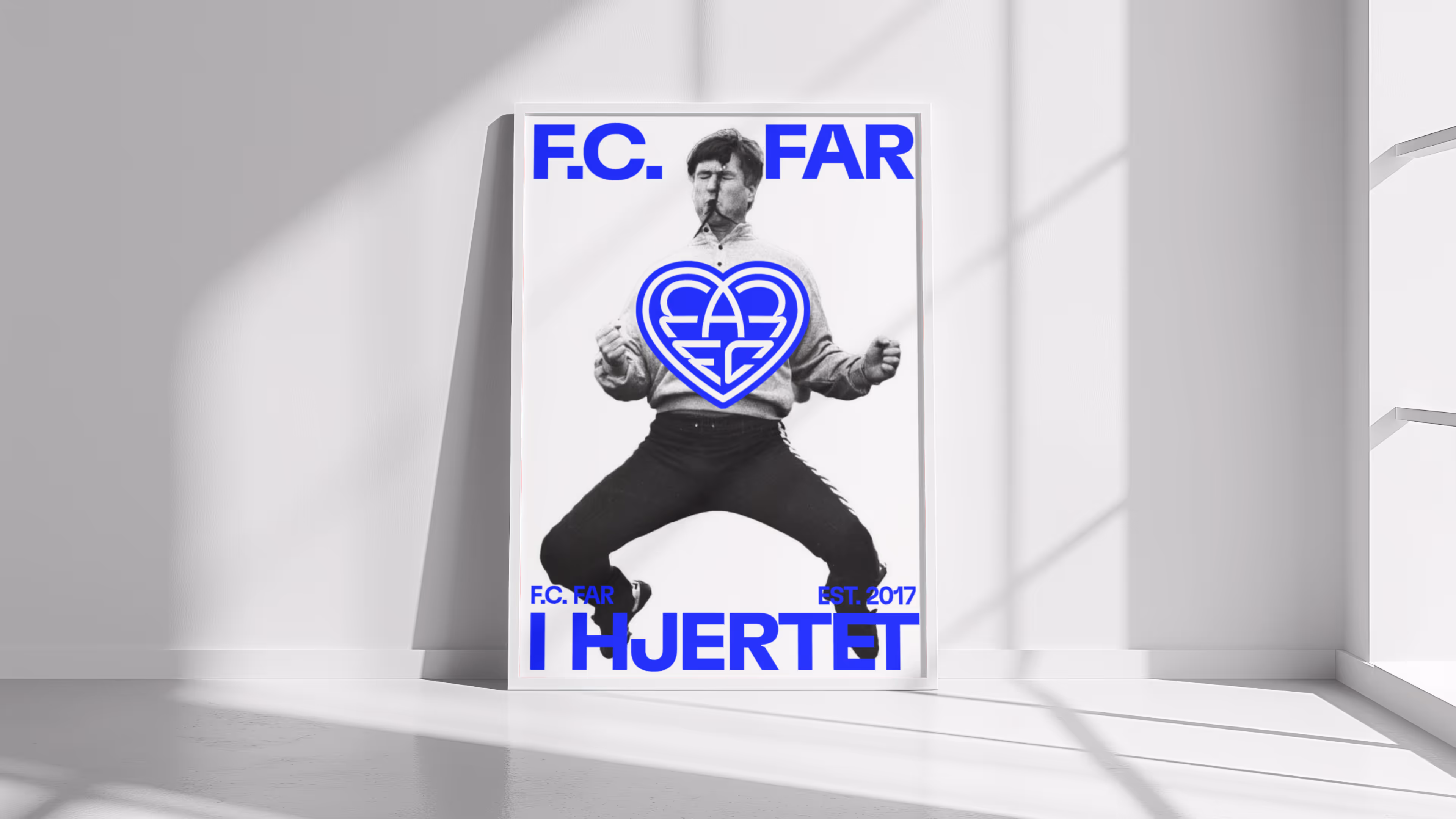 Plakat med et sort-hvidt billede af en mand, der hopper med knyttede næver, med blå tekst F.C. FAR i hjertet og stiftet i 2017.
