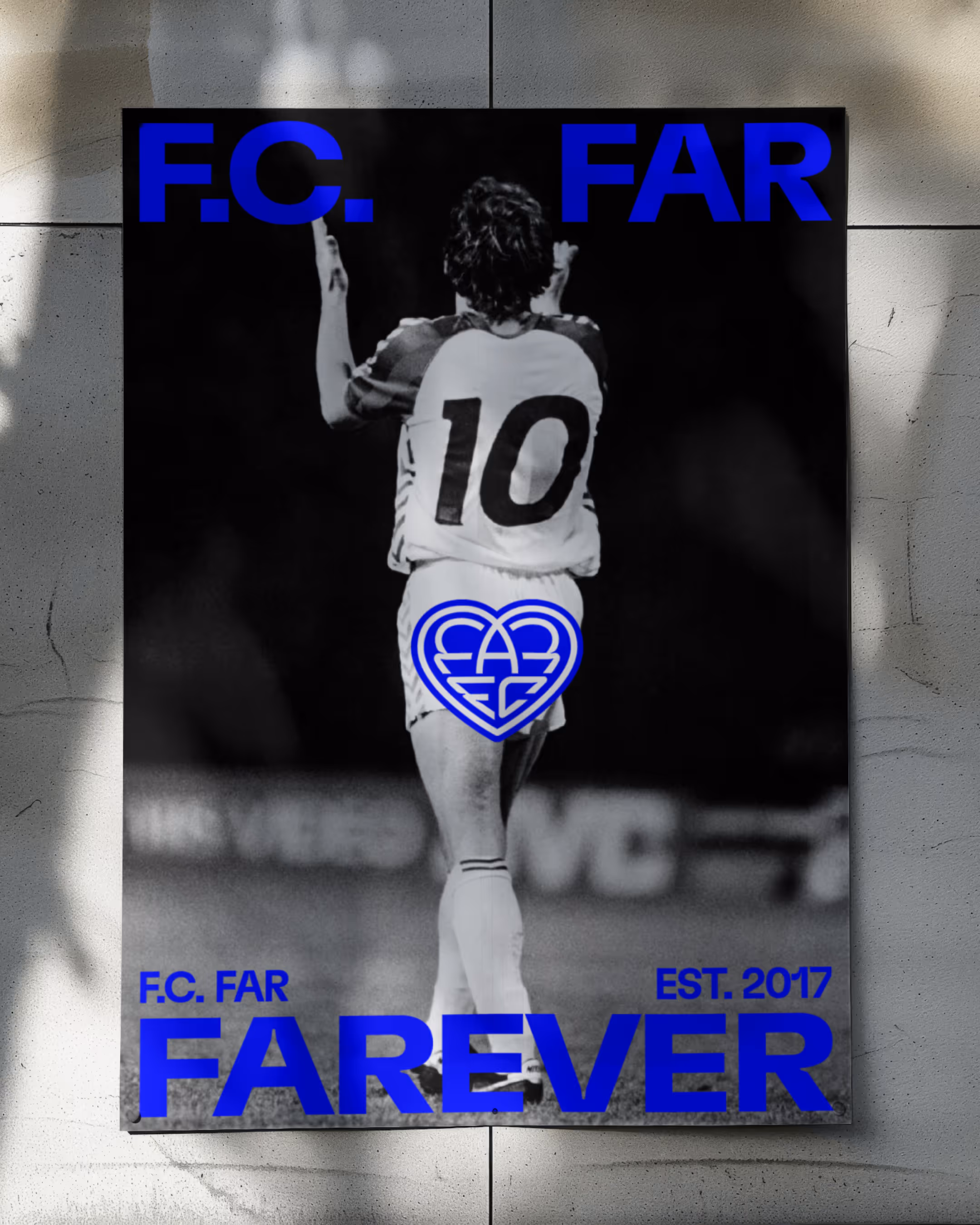 Sort-hvidt billede af en fodboldspiller med nummer 10 på ryggen med blå tekst 'F.C. FAR FAREVER EST. 2017' og et blåt hjerte-logo.