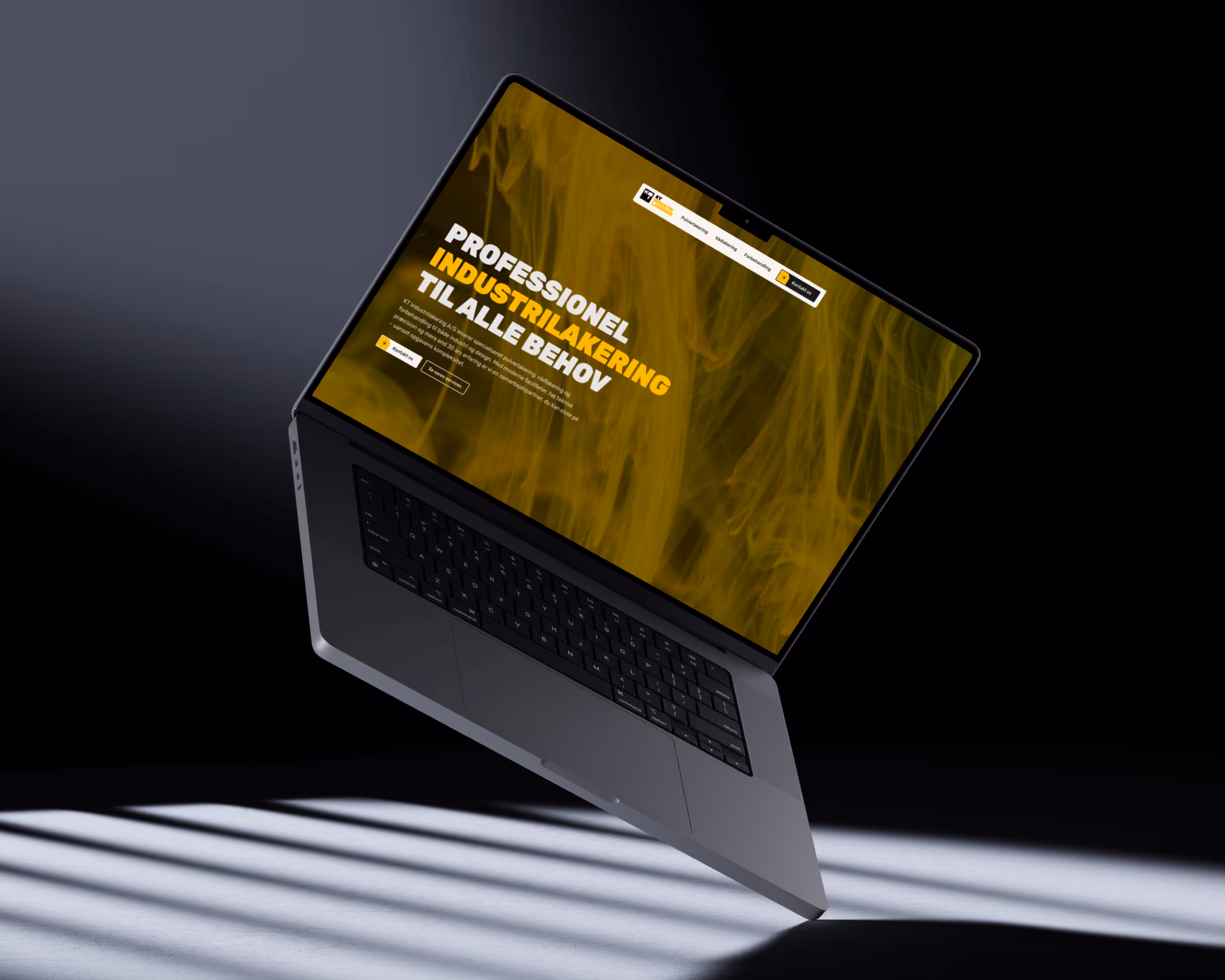 Bærbar computer med hjemmeside, der viser professionel industrilakering til alle behov med gul baggrund og tekst.