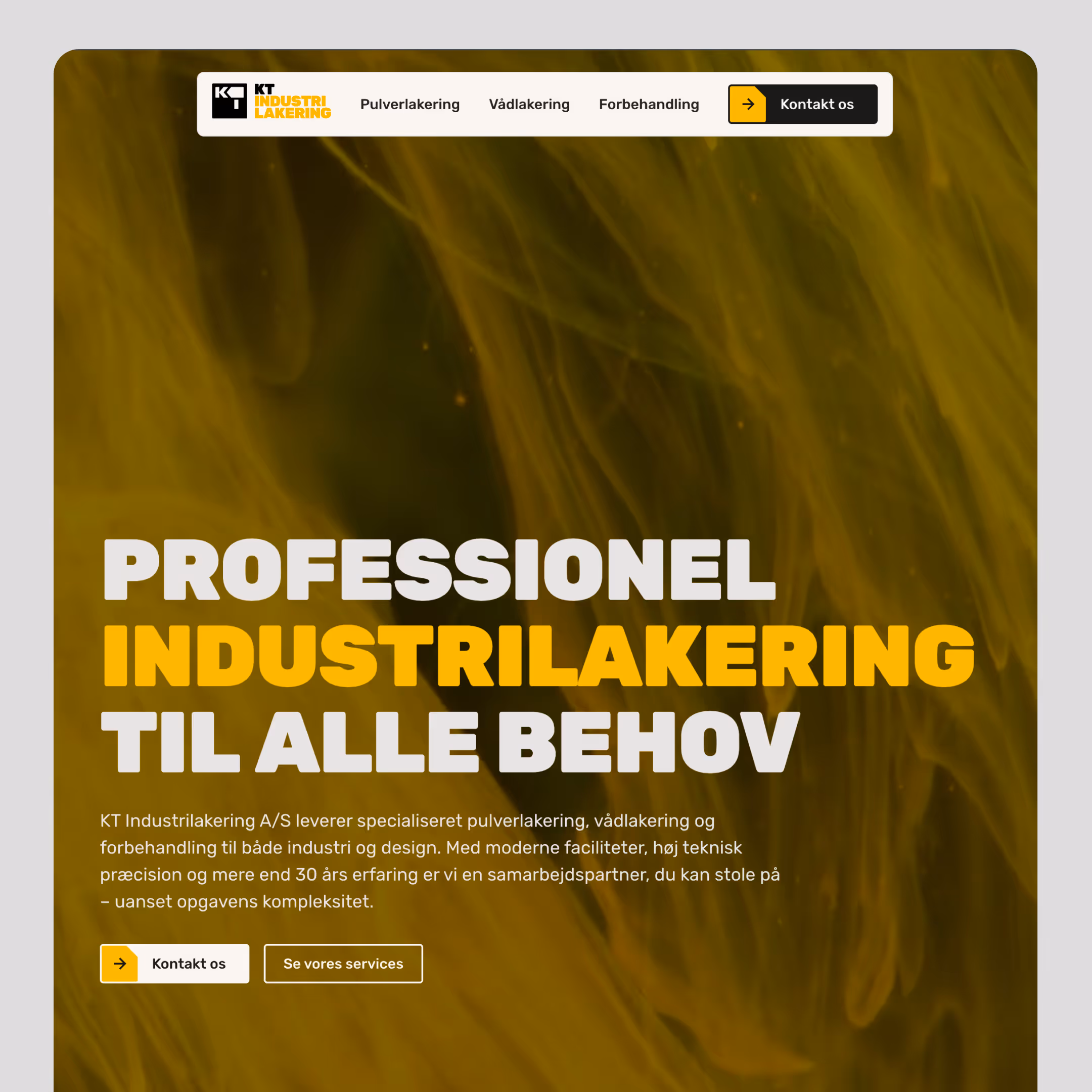 Forside på KT Industrilakering hjemmeside med tekst om professionel industrilakering og kontaktmuligheder.