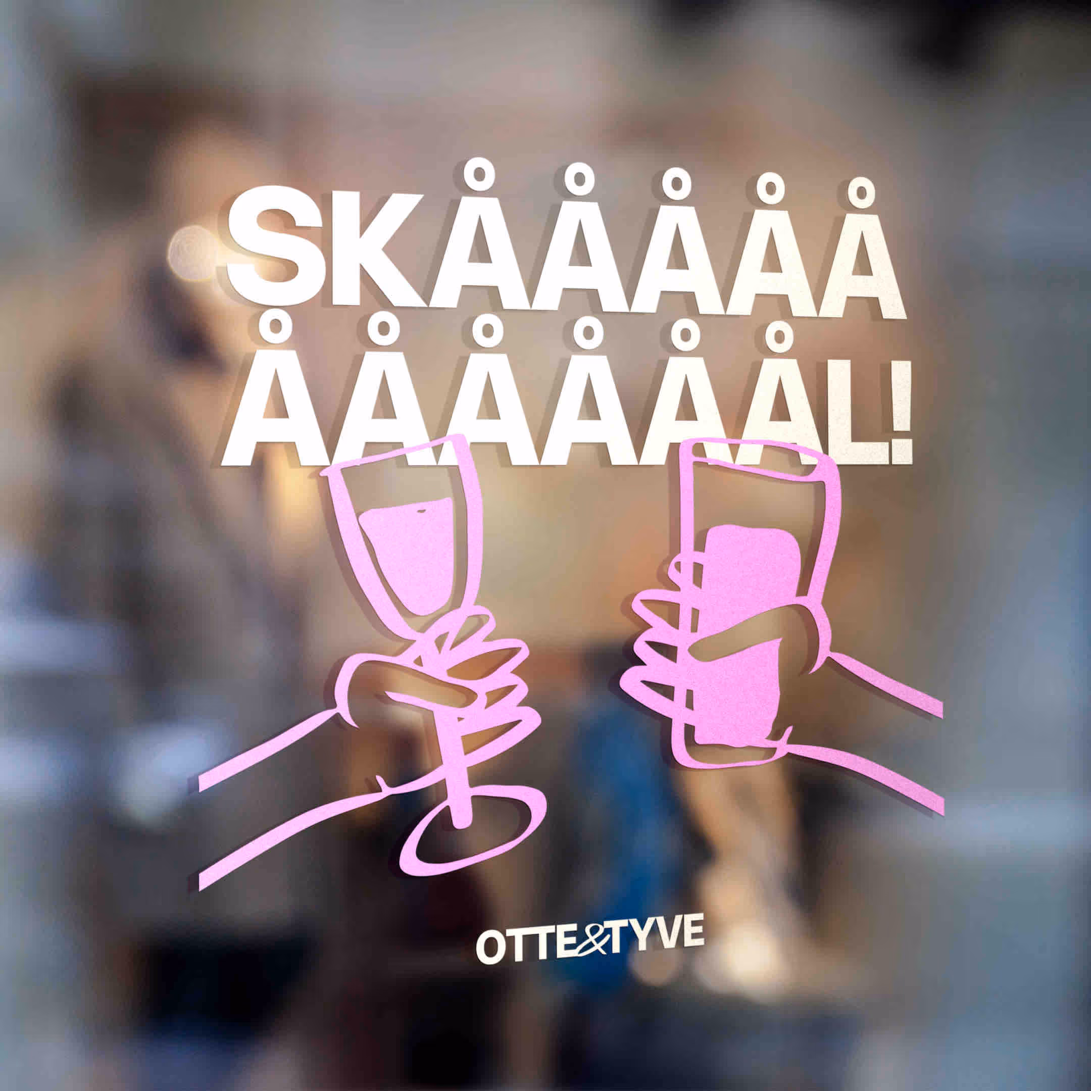 Tekst med store bogstaver 'SKÅÅÅÅÅÅÅÅÅL!' og en tegning af to hænder, der skåler med glas, over en sløret baggrund.