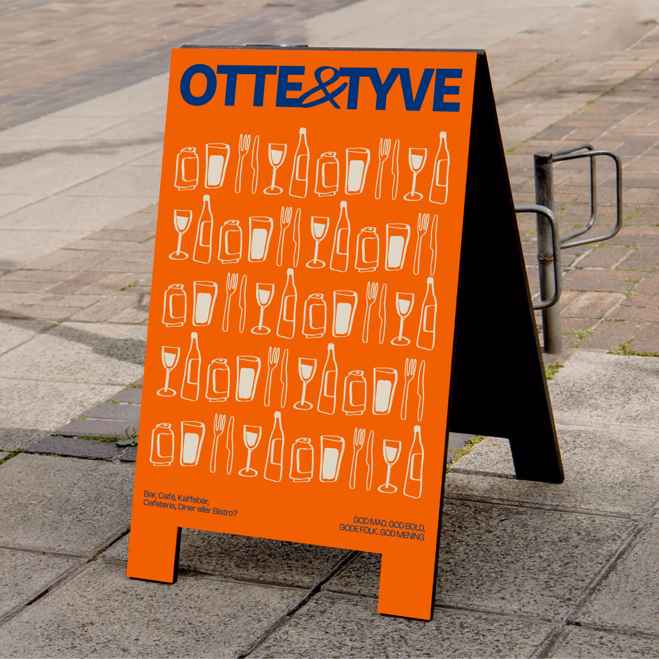 Orange gadetavle med blå tekst OTTE & TYVE og hvide ikoner af flasker, glas, dåser og bestik på fortov.
