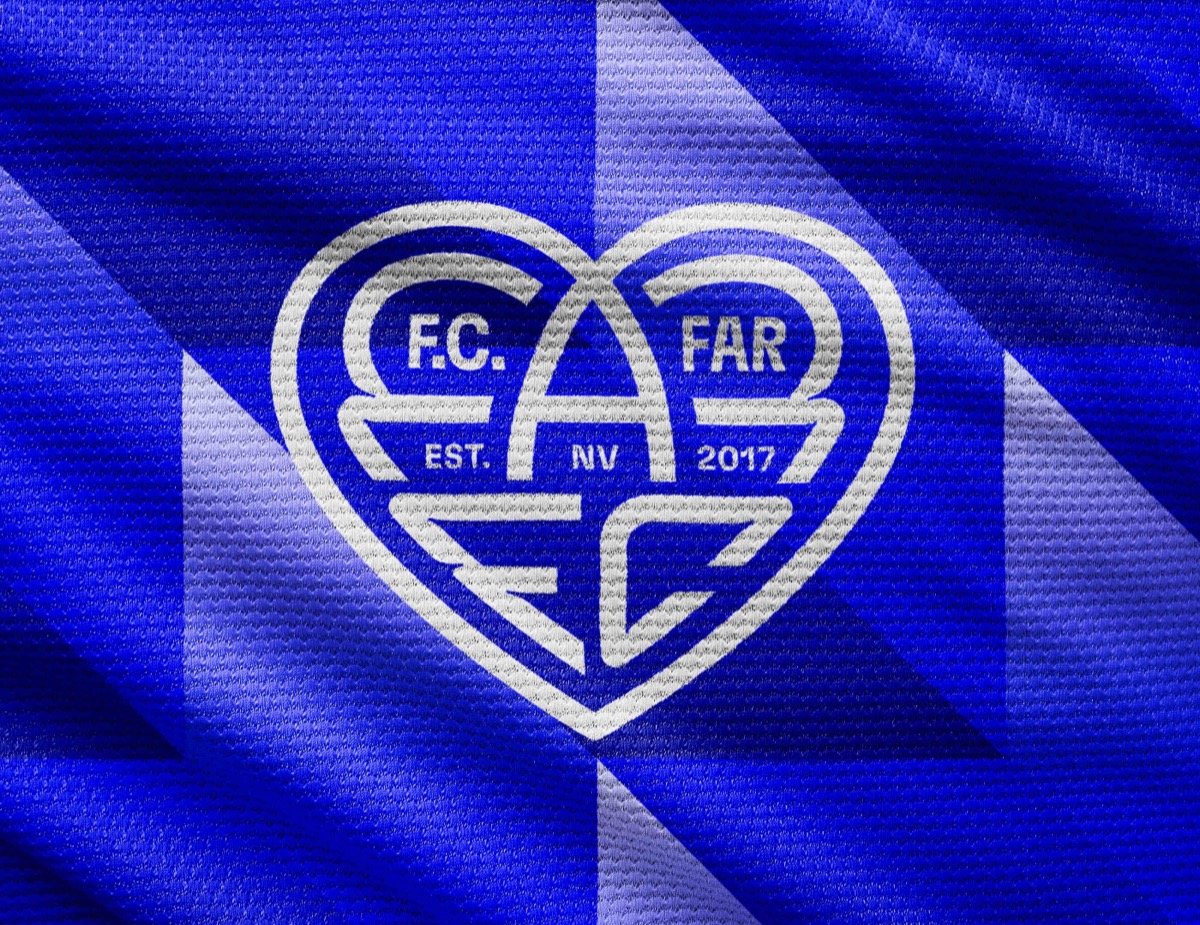 Blåt flag med hjerteformet logo med teksten F.C. FAR, EST. NV 2017.