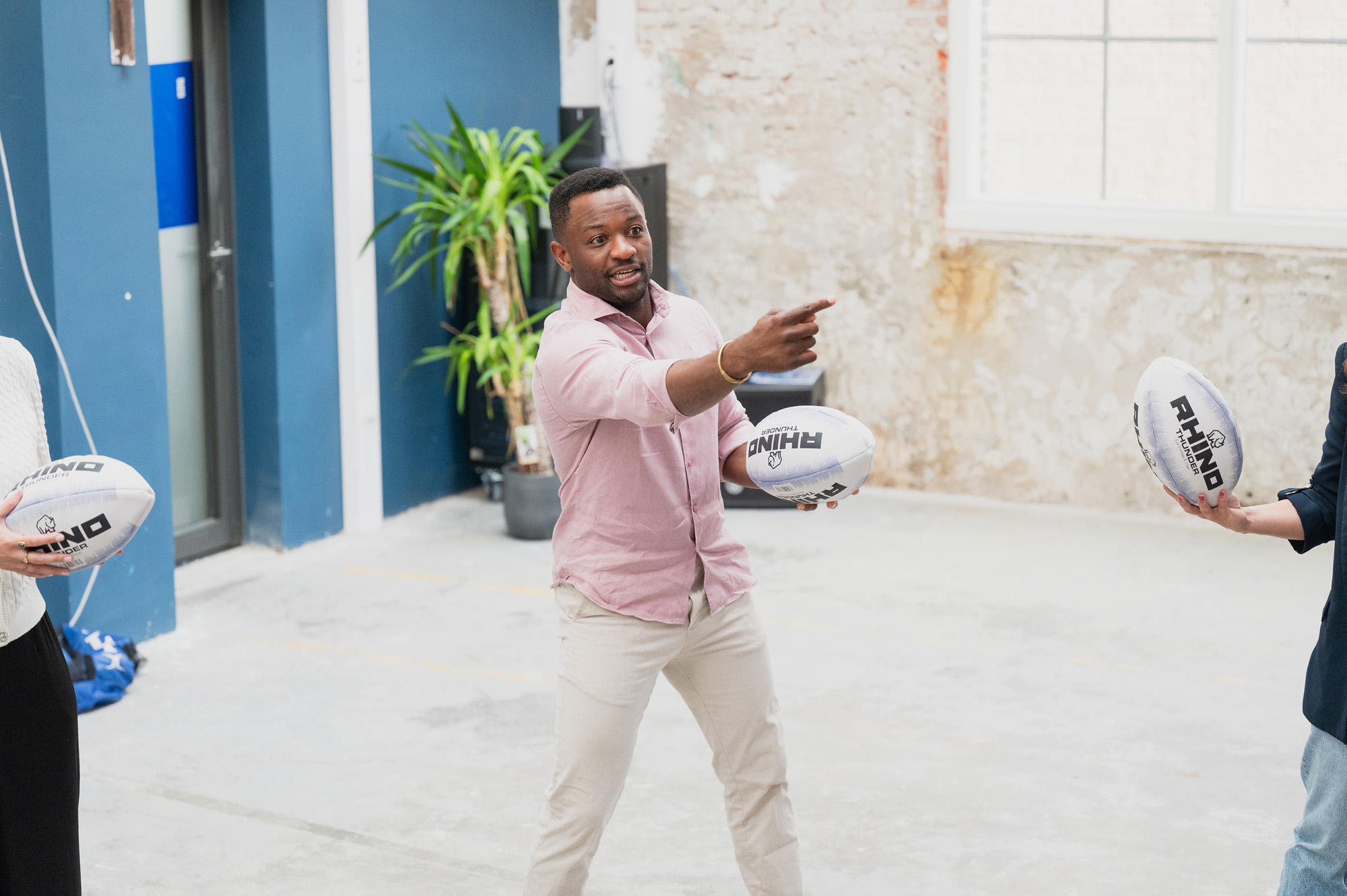 Deelnemer aan Qube ontwikkel programma met een rugbybal in zijn hand