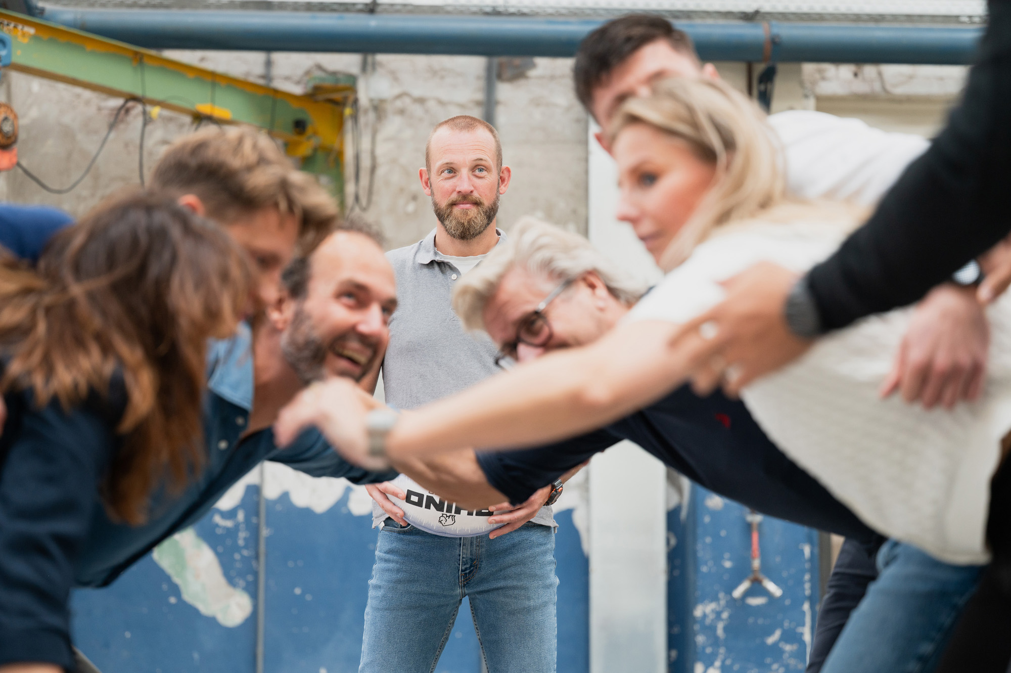 Teamontwikkeling waarbij deelnemers het fysiek en metaal tegen elkaar moeten opnemen in de grote zaal binnen de Qube Den Bosch