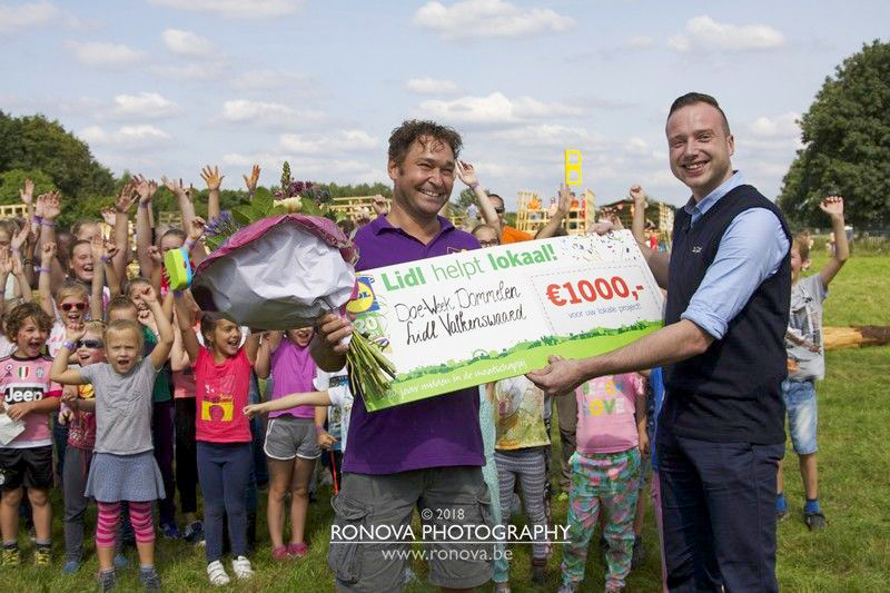 Sponsor overhandigt een cheque van € 1.000,00 aan de Doe Week.