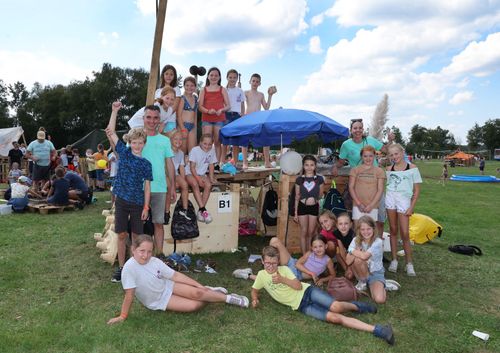 Groepsfoto van kinderen en leiding in een B-groep