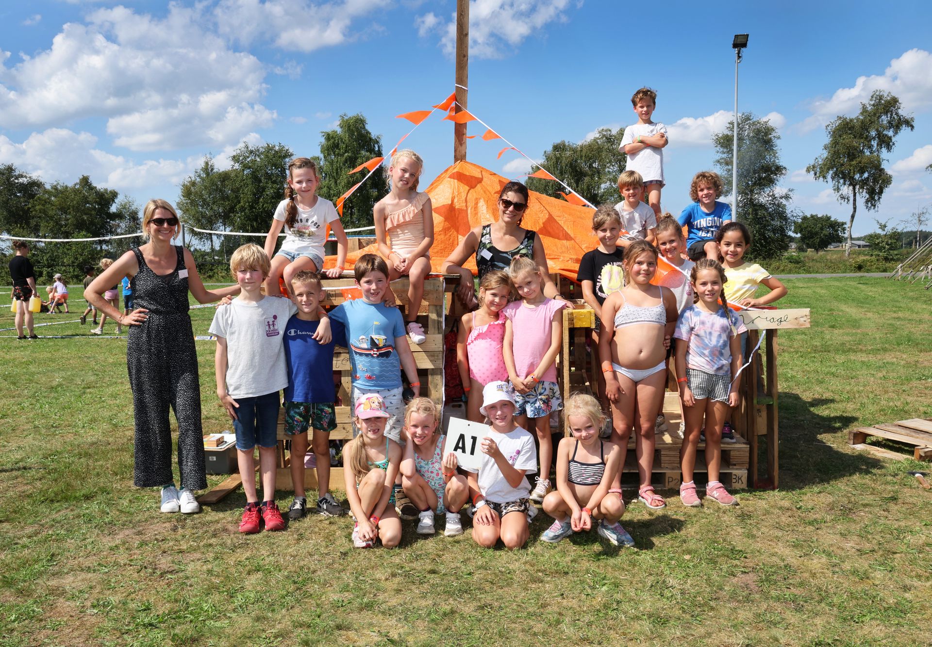 Groepsfoto van kinderen en leiding in een A-groep