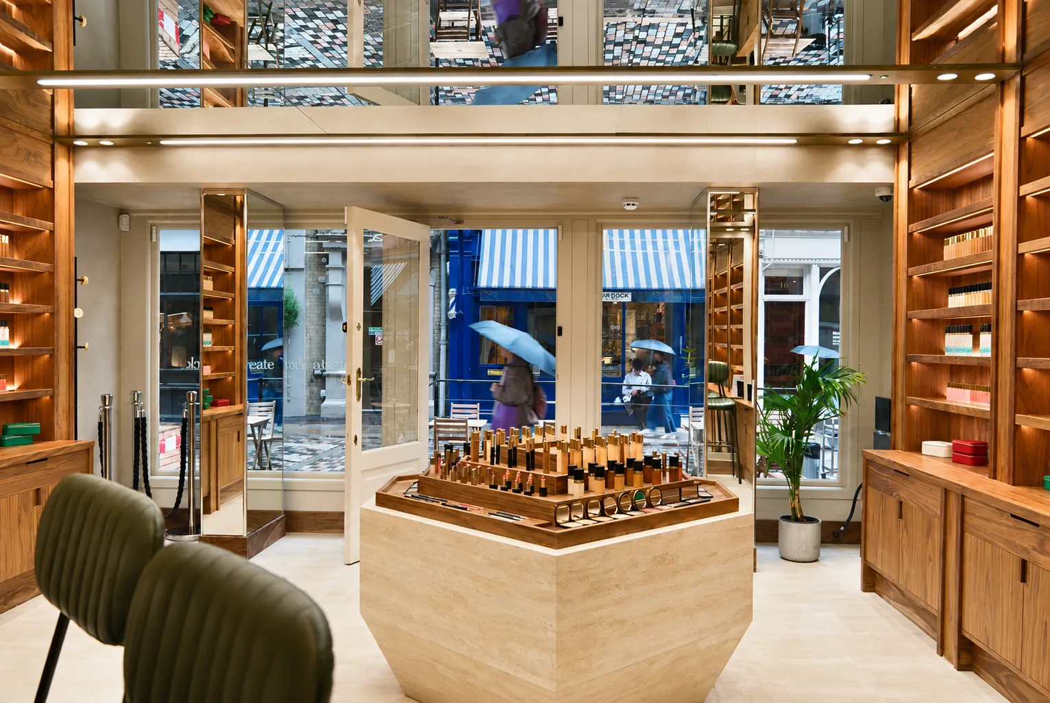 Monmouth Street retail shopfront, Covent Garden