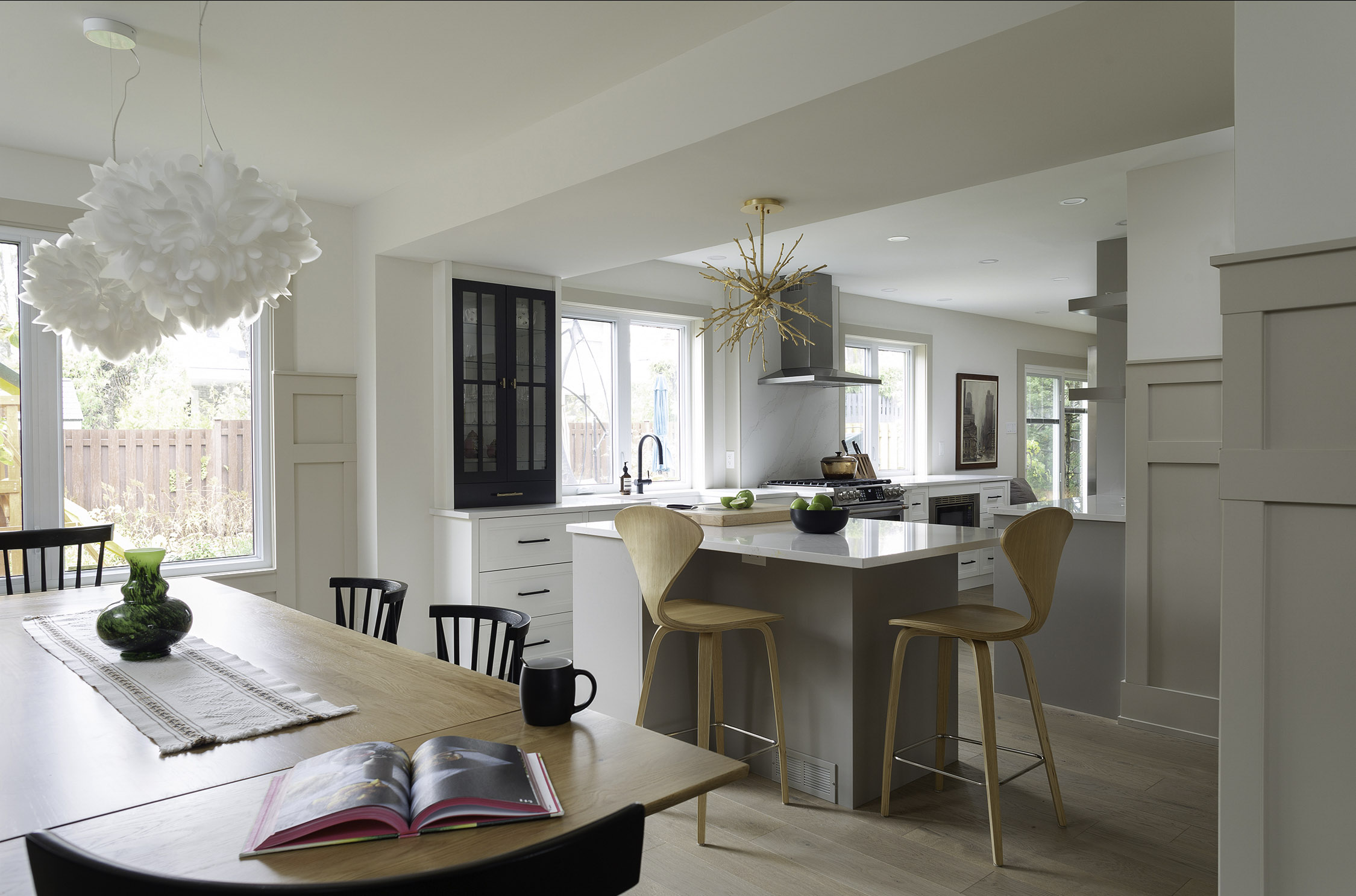 Inviting dinging space that flows into the kitchen