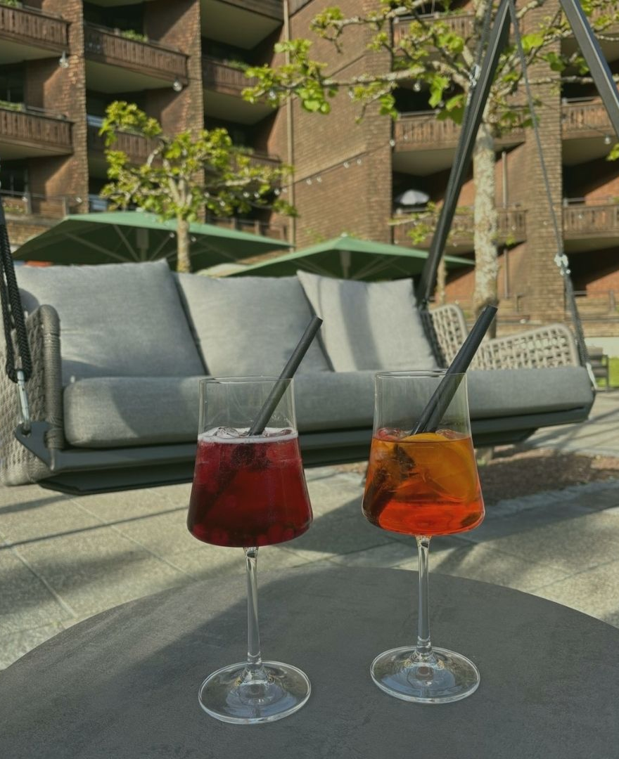 Zwei Spritz-Gläser auf der Sonnenterrasse des Parkhotels Oberstaufen