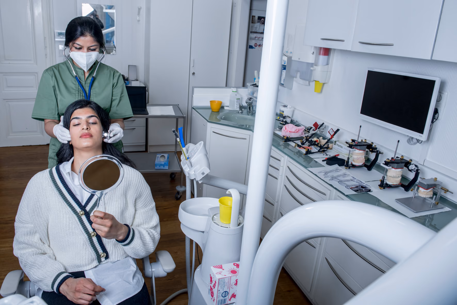 Zahnärztin Dr. Deepti Garg mit Patientin in ihrer Kiefergelenkspraxis