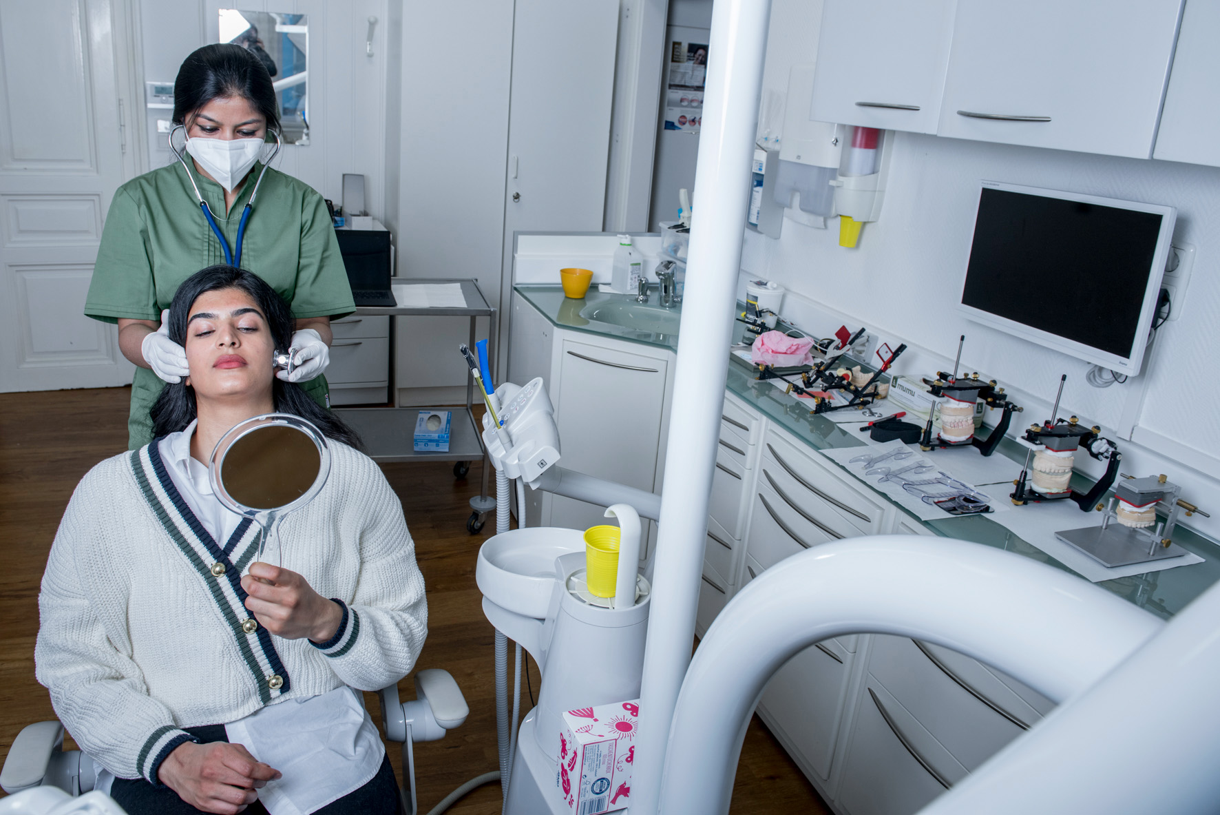 Zahnärztin Dr. Deepti Garg mit Patientin in ihrer Kiefergelenkspraxis