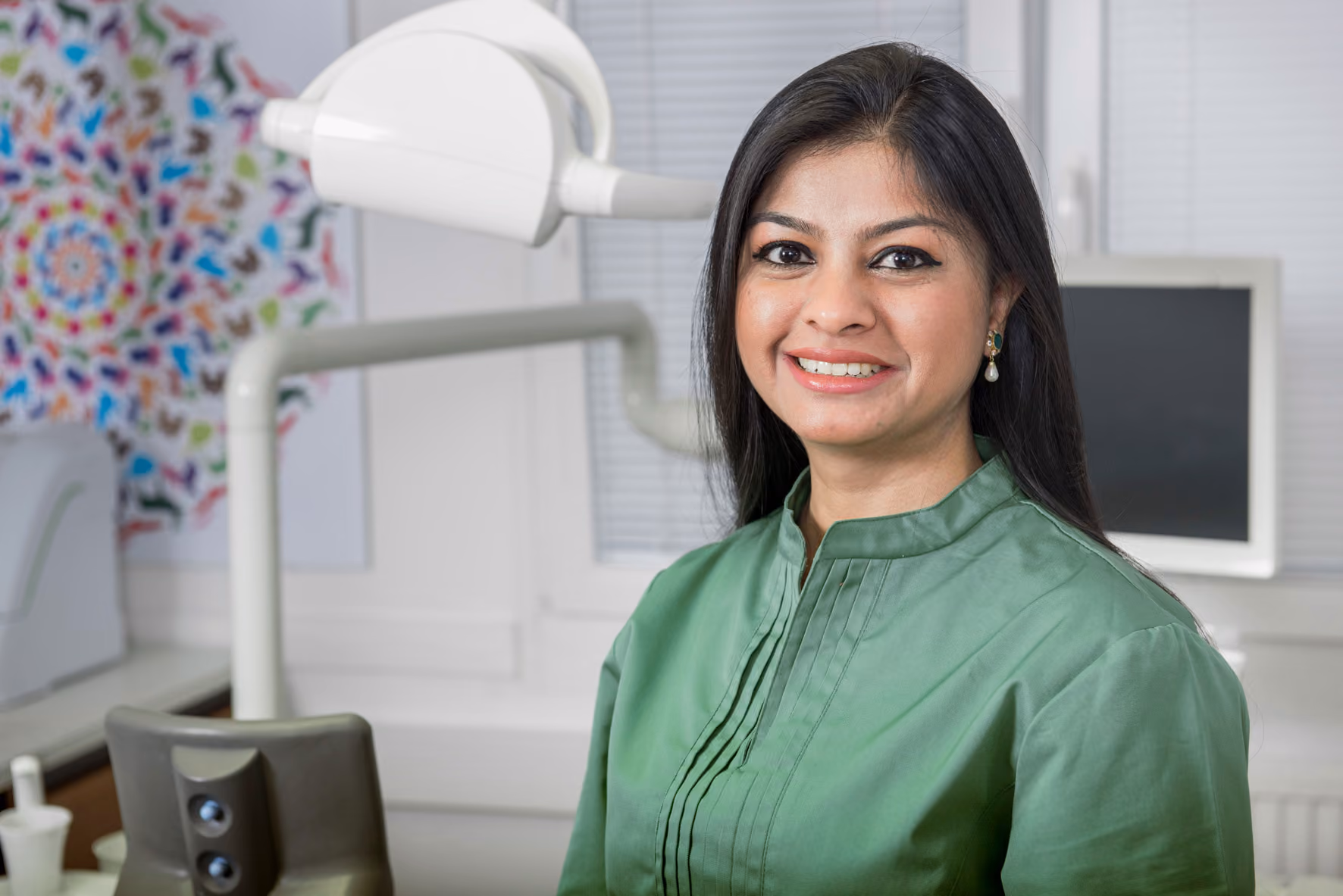 Zahnärztin Dr. Deepti Garg mit Patientin