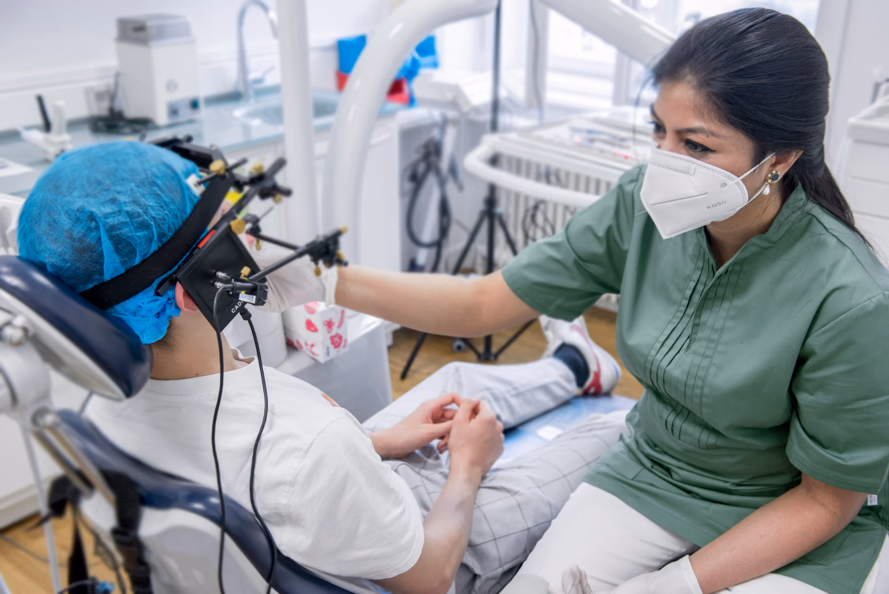 Zahnärztin Dr. Deepti Garg mit Patient in ihrer Kiefergelenkspraxis