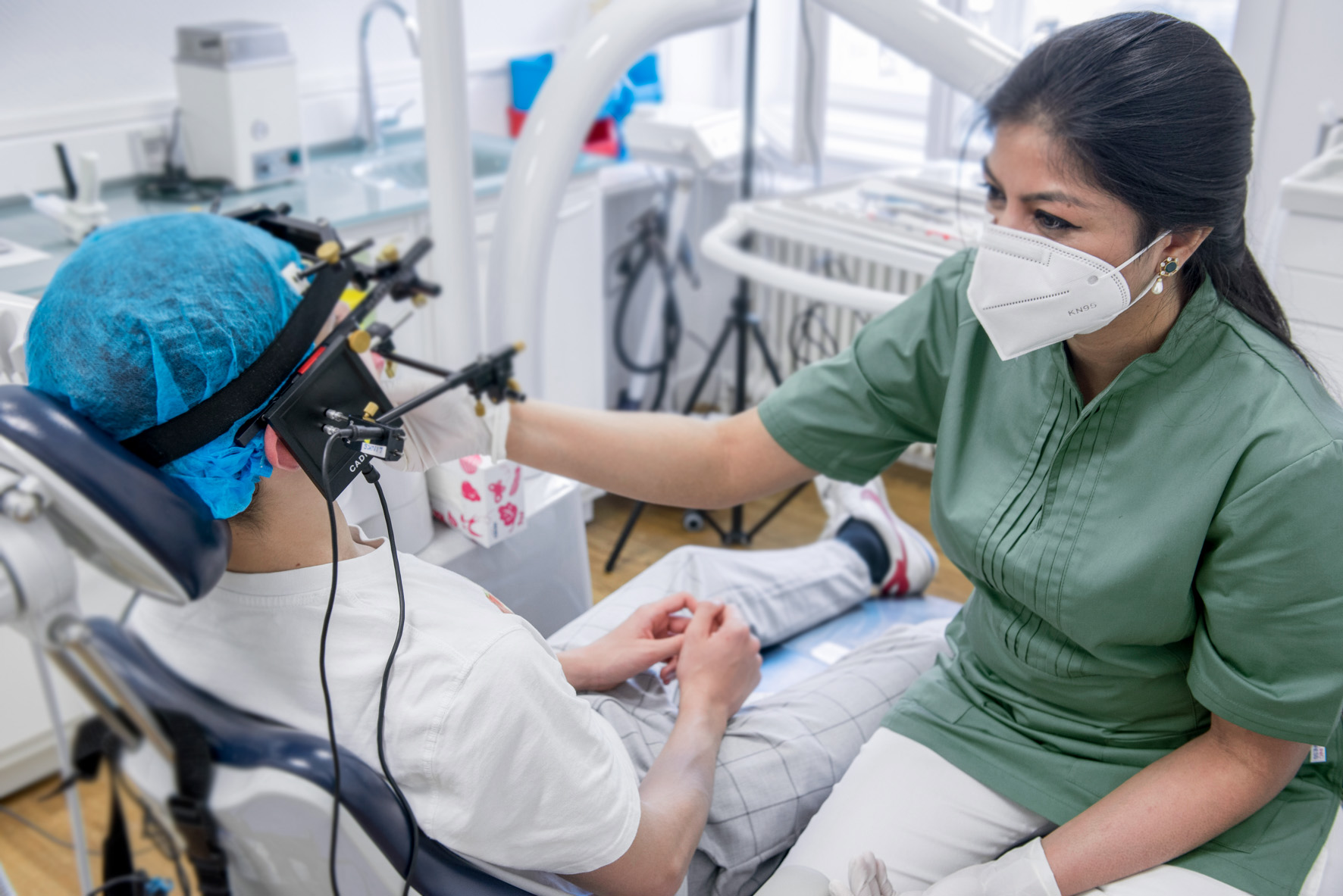 Zahnärztin Dr. Deepti Garg mit Patient in ihrer Kiefergelenkspraxis