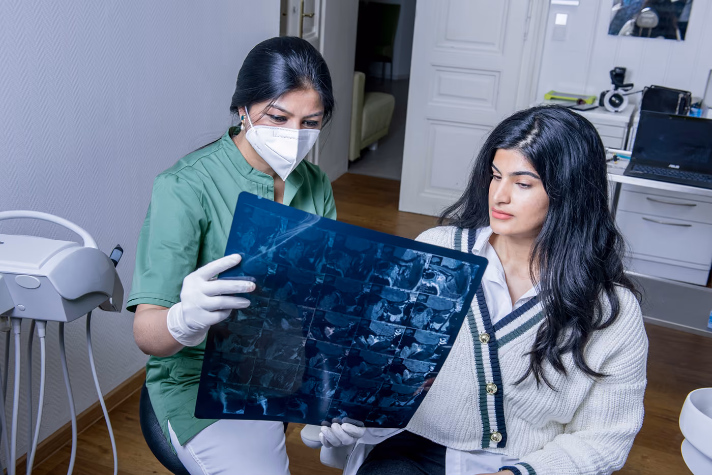 Zahnärztin Dr. Deepti Garg mit Patientin in ihrer Kiefergelenkspraxis
