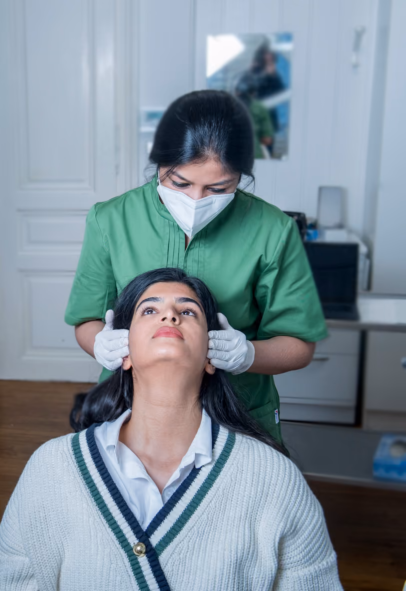 Zahnärztin Dr. Deepti Garg mit Patientin in ihrer Kiefergelenkspraxis