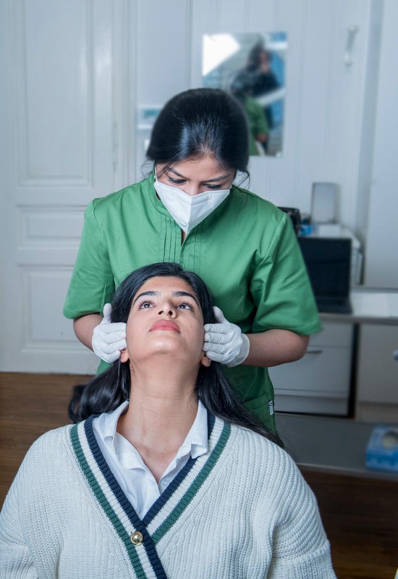 Zahnärztin Dr. Deepti Garg mit Patientin in ihrer Kiefergelenkspraxis