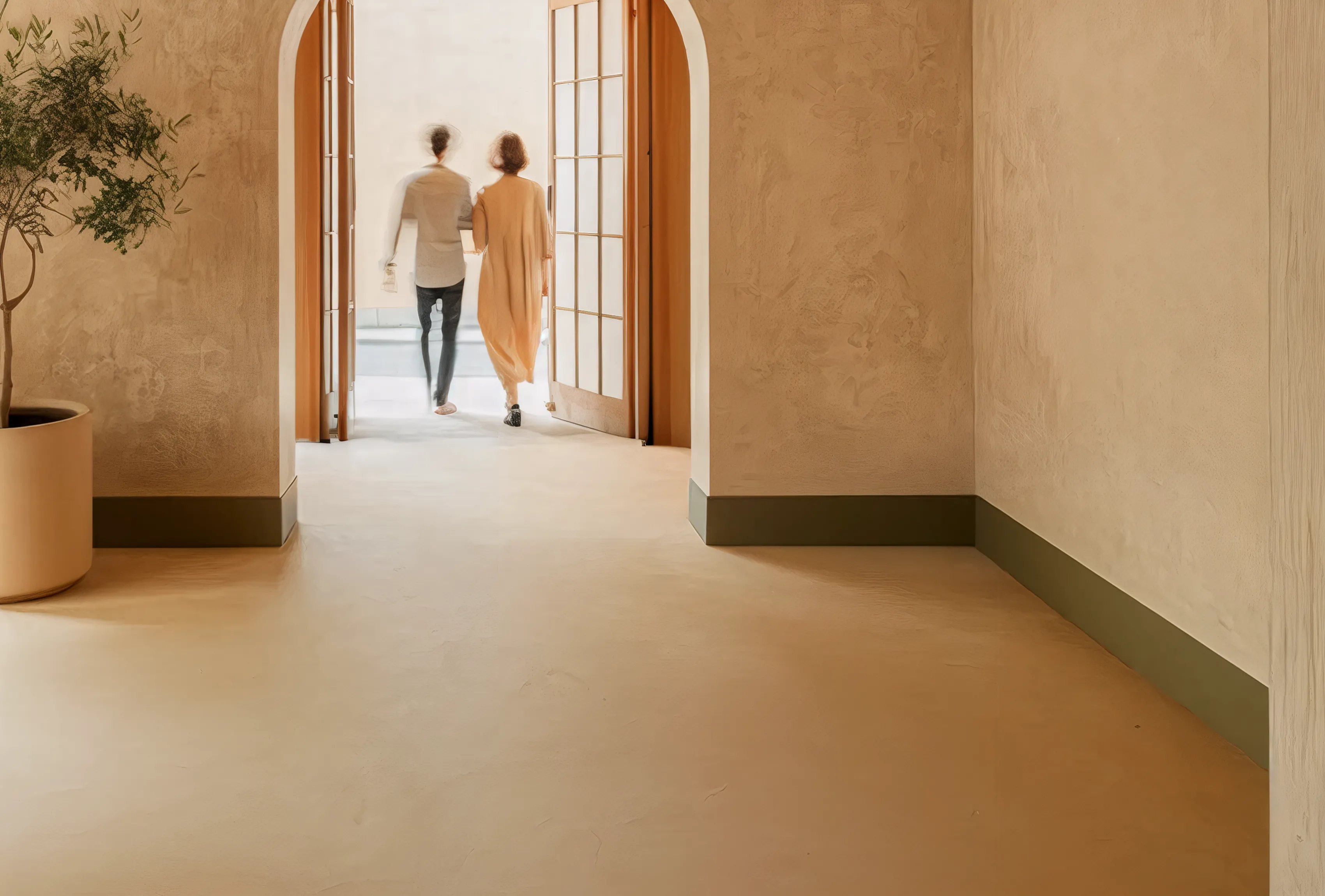 Un couple qui sort d'une maison
