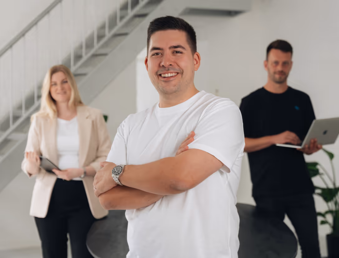 Flo Steinle im Vordergrund, im Hintergrund der Webflow Entwickler Tobias und Assistentin Julia