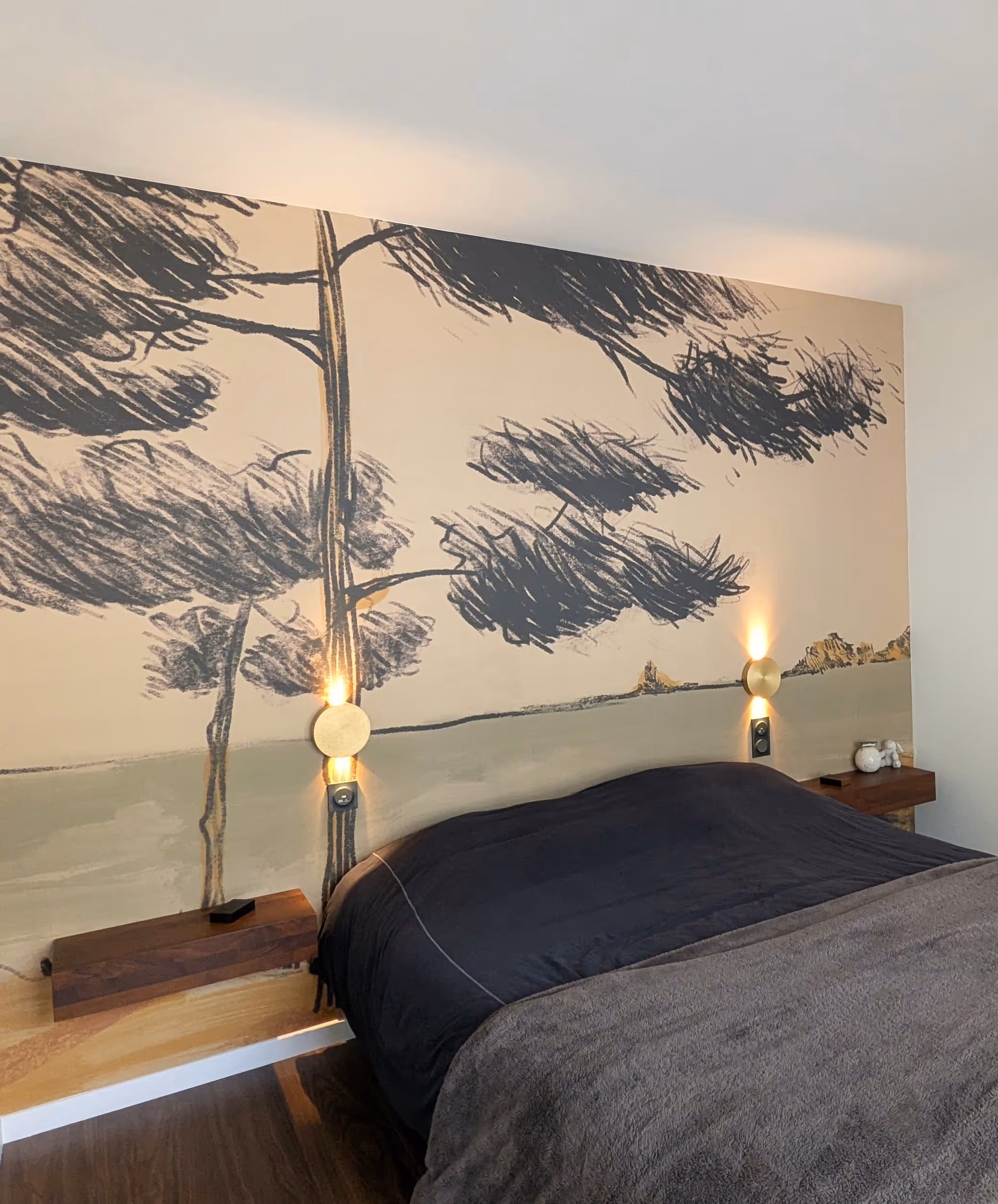 une chambre avec un lit noir et un tableau
