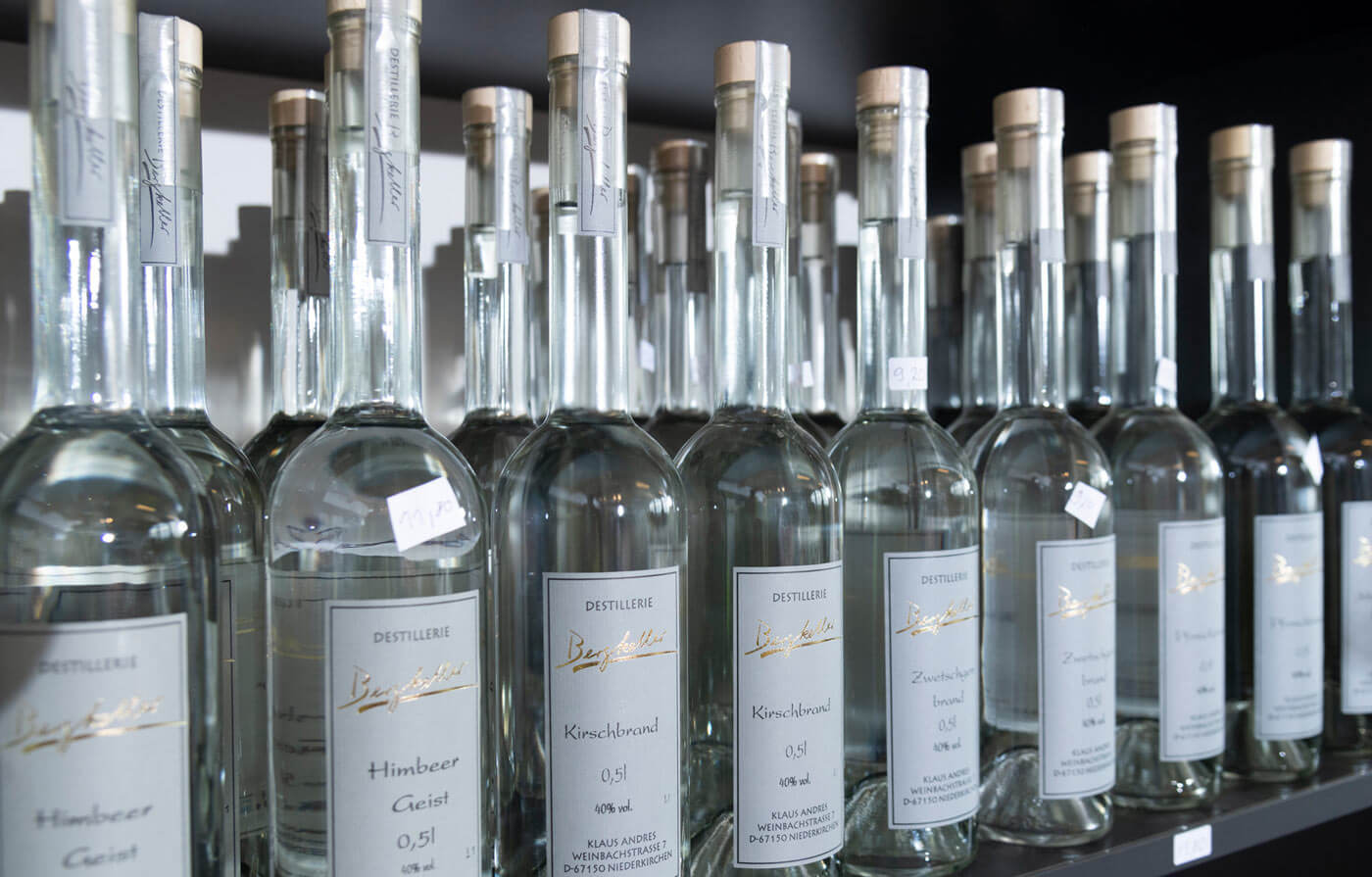 Flaschen mit Schnaps beim Obsthof Puder