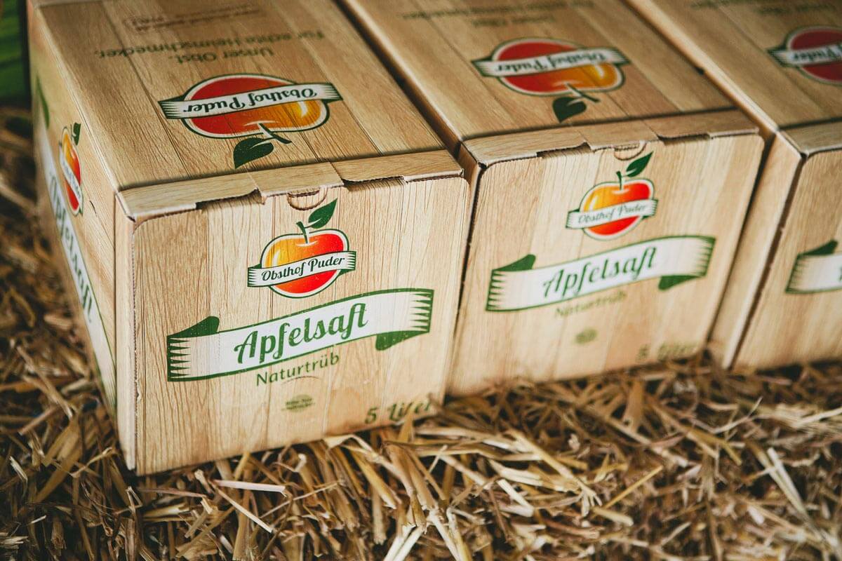 Apfelsaft vom Obsthof Puder in 5-Liter Bag-in-Boxes auf Stroh leigend