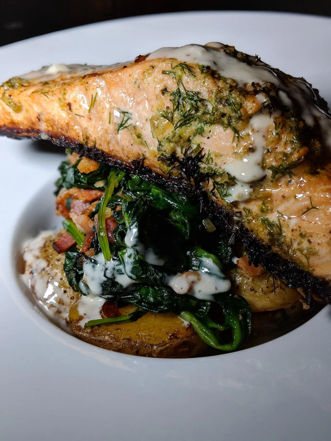 Saumon à la crème au bleu, épinards au bacon et patates rôties