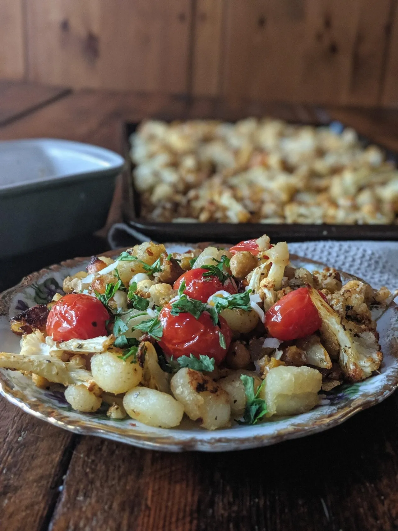 Plaque de gnocchis, chou-fleur & pois chiches rôtis