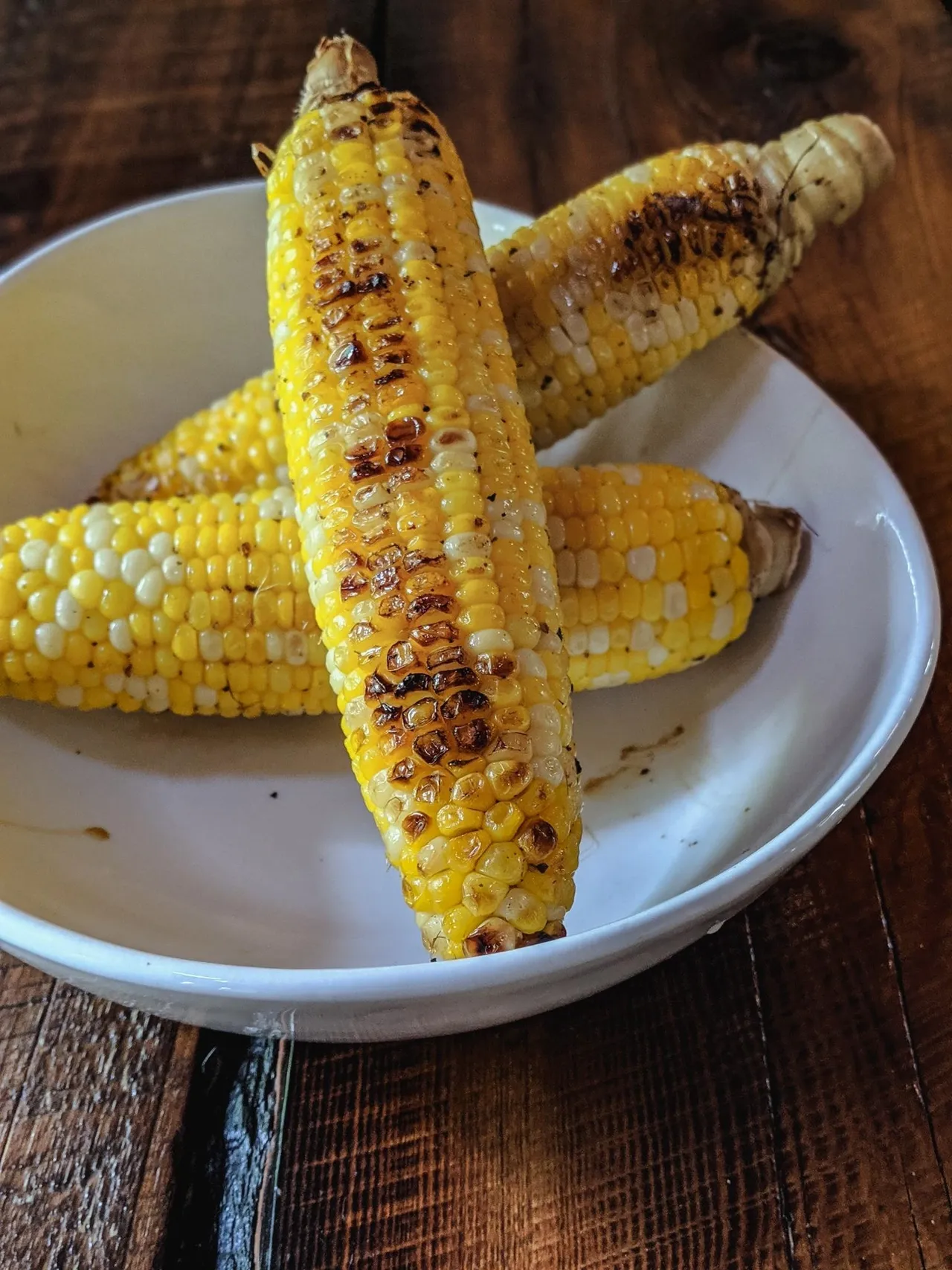 Maïs grillé sur le barbecue