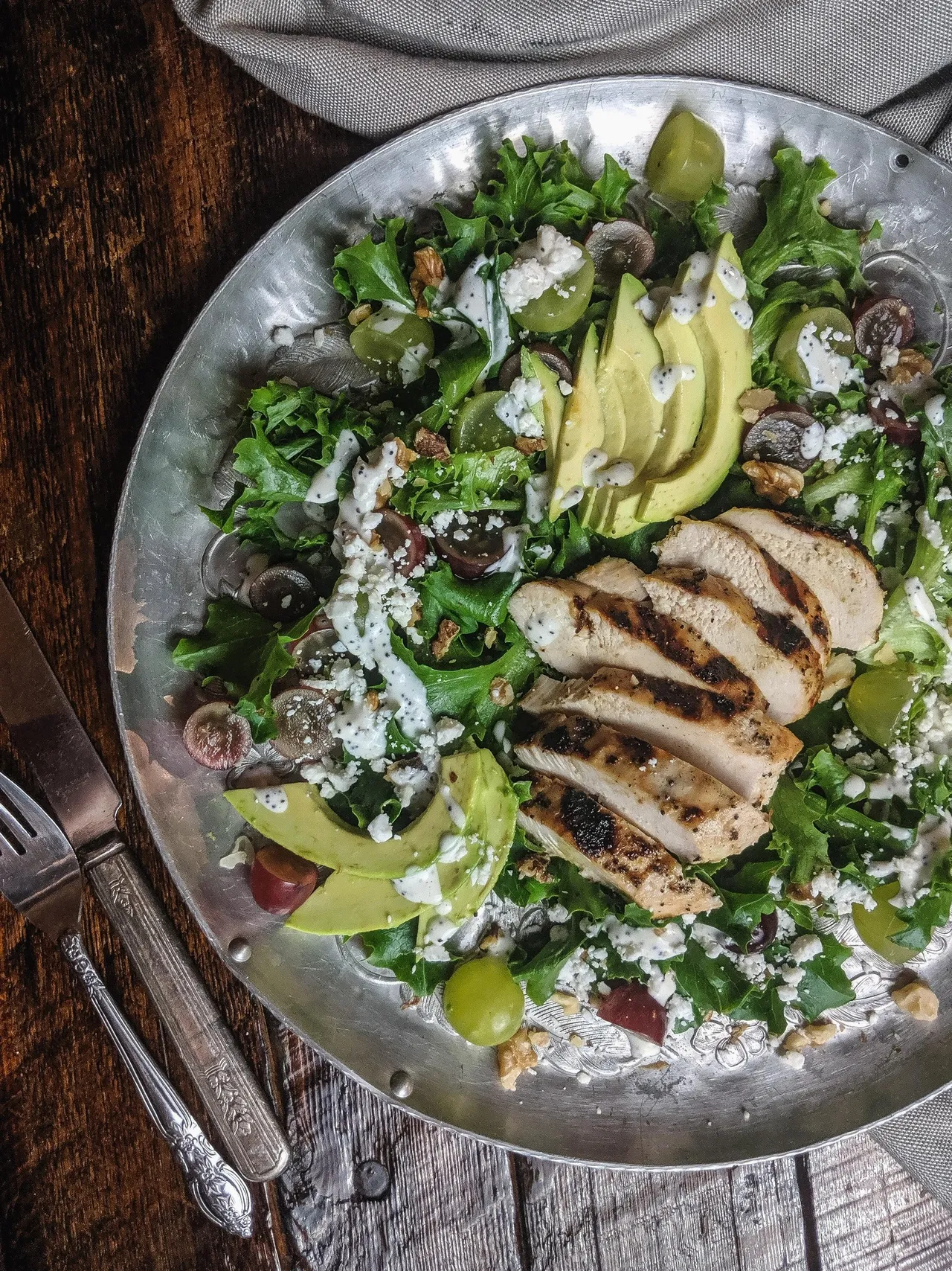 Salade raisins, feta, poulet grillé & vinaigrette au pavot