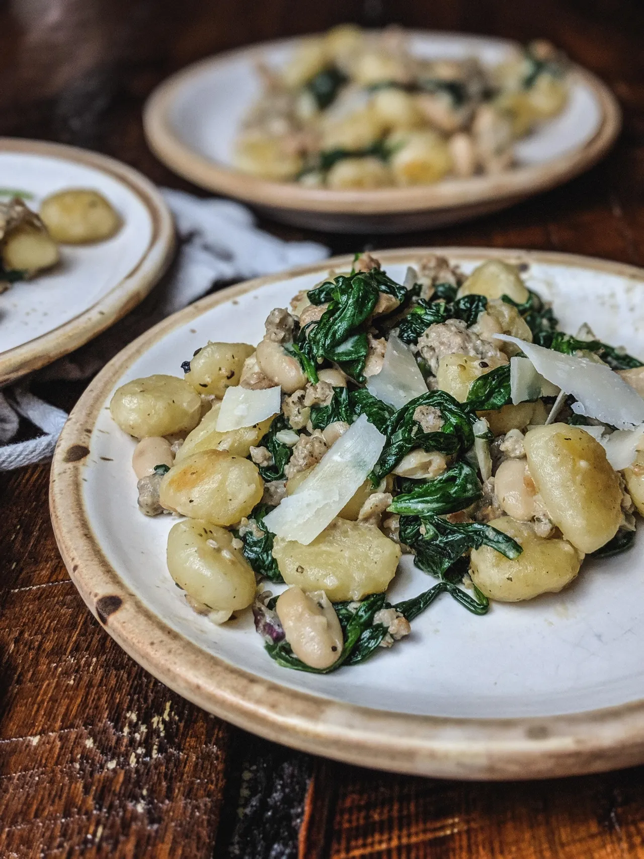 Gnocchis épinards, haricots blancs, chaire de saucisse & parmesan